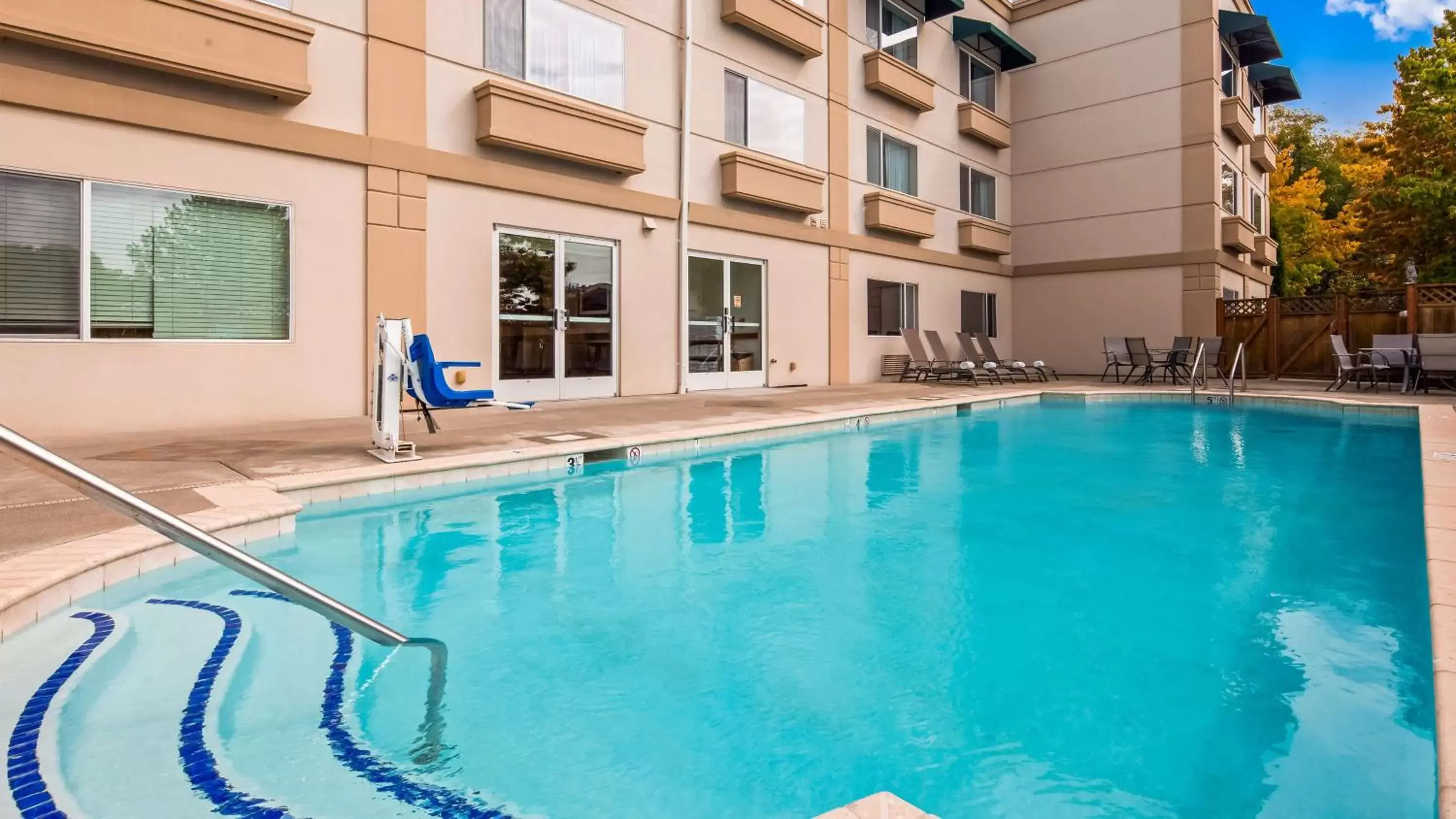 Pool view, Swimming Pool in Best Western Plus Edmonds Harbor Inn