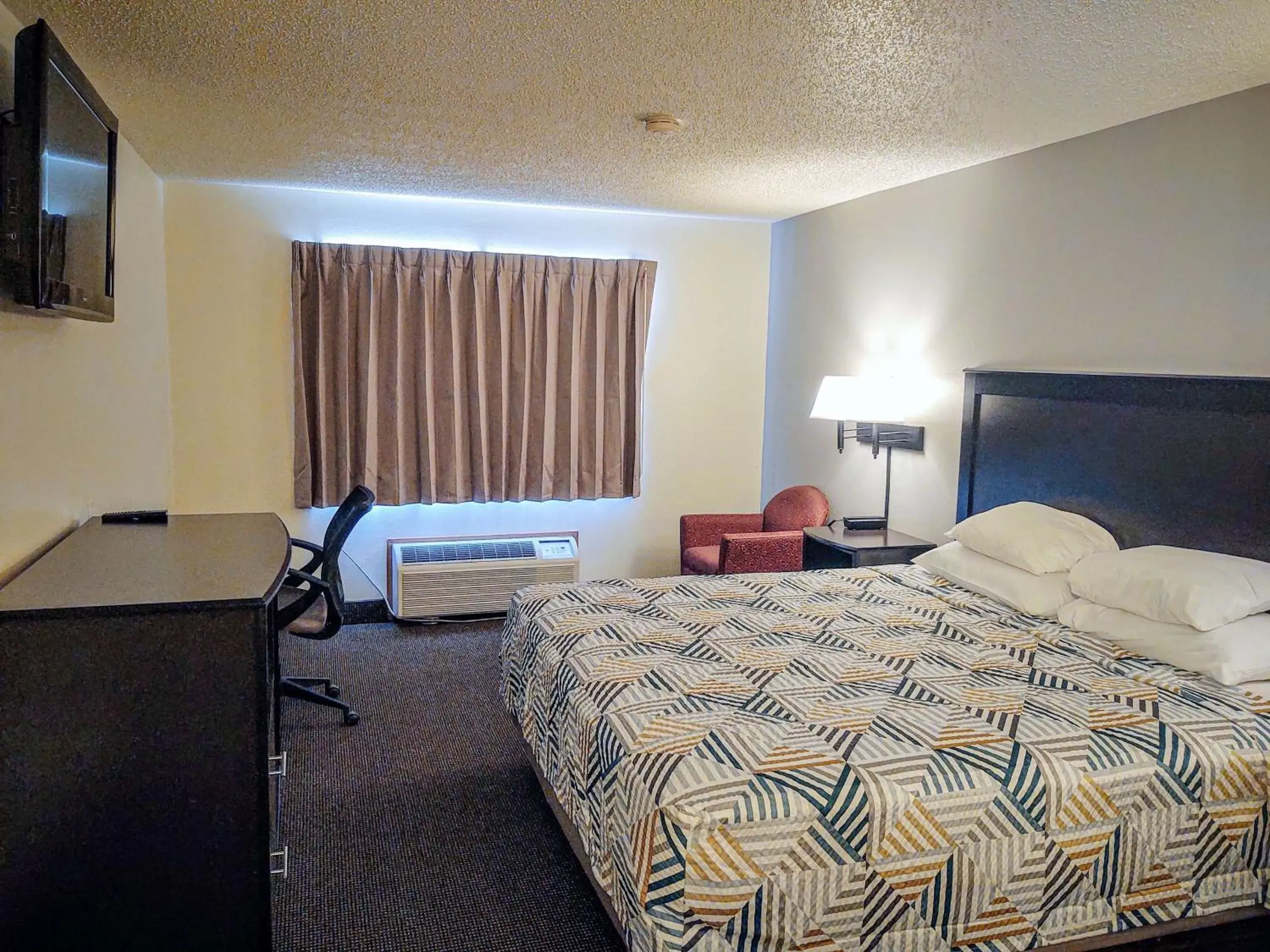 Photo of the whole room, Bed in Motel 6 Stuart, Ia