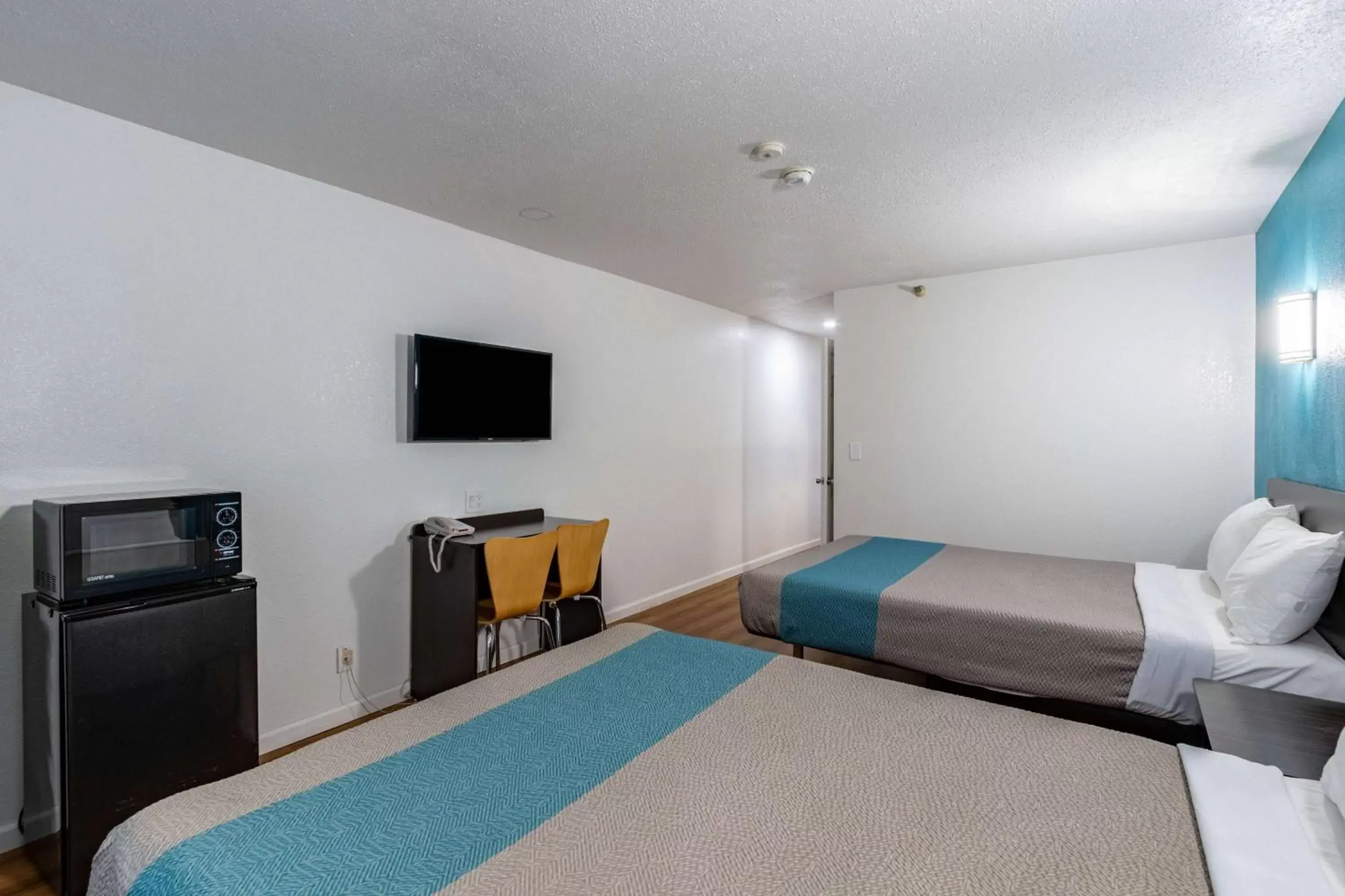 TV and multimedia, Bed in Motel 6-Fountain Valley, CA - Huntington Beach Area