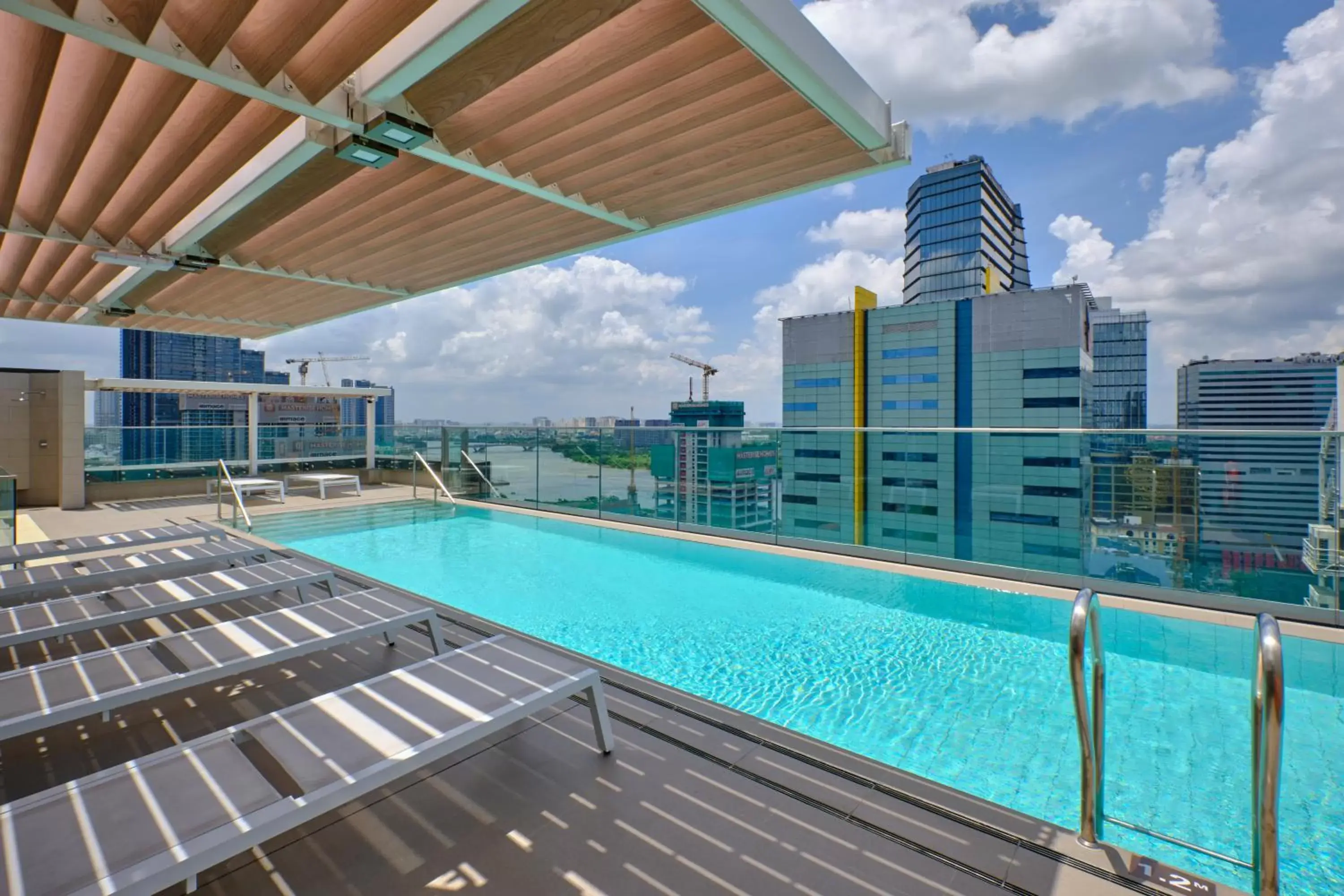 Swimming pool in Sotetsu Grand Fresa Saigon Swimming pool in Sotetsu Grand Fresa Saigon