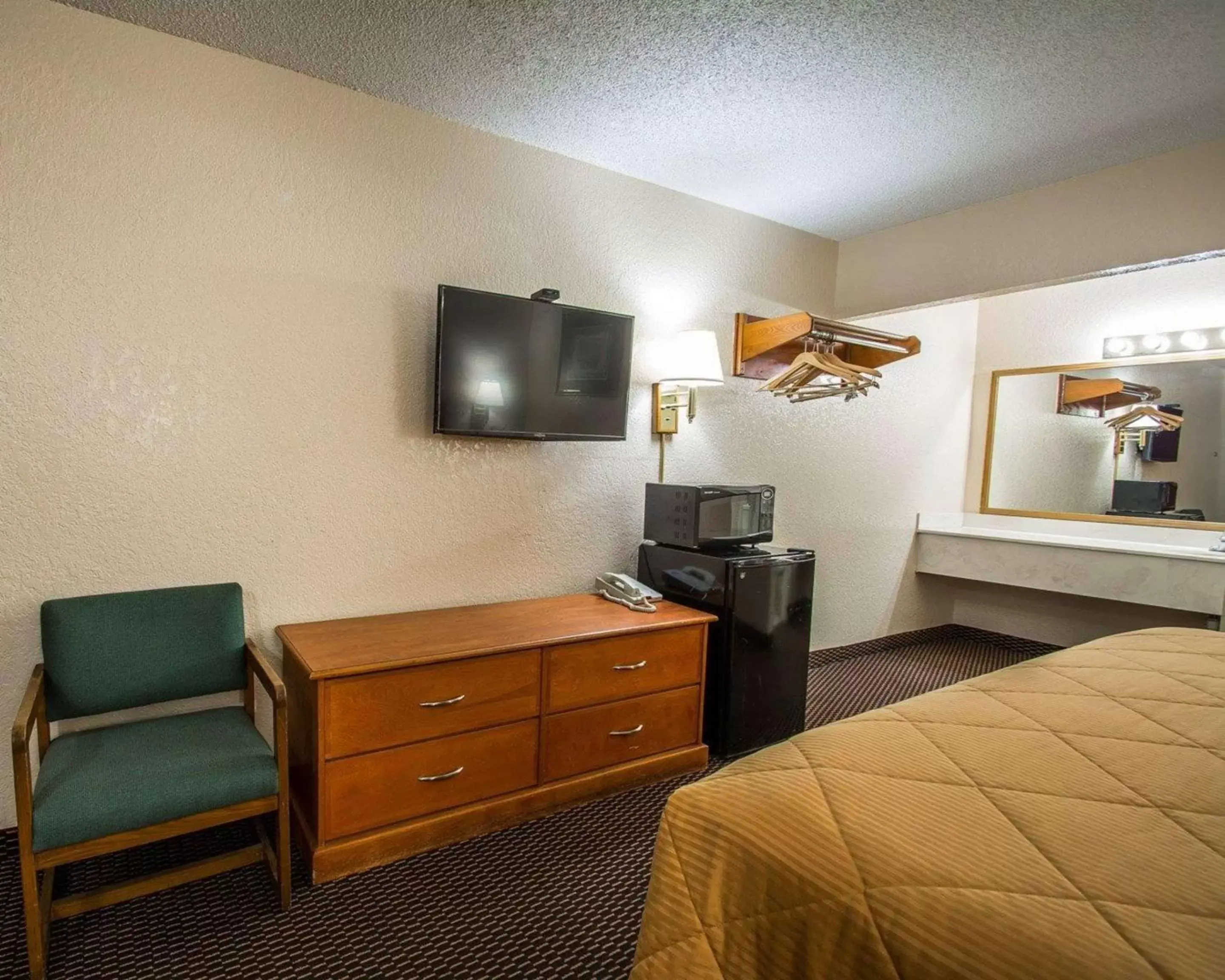 Photo of the whole room, TV/Entertainment Center in Rodeway Inn Fort Pierce I-95