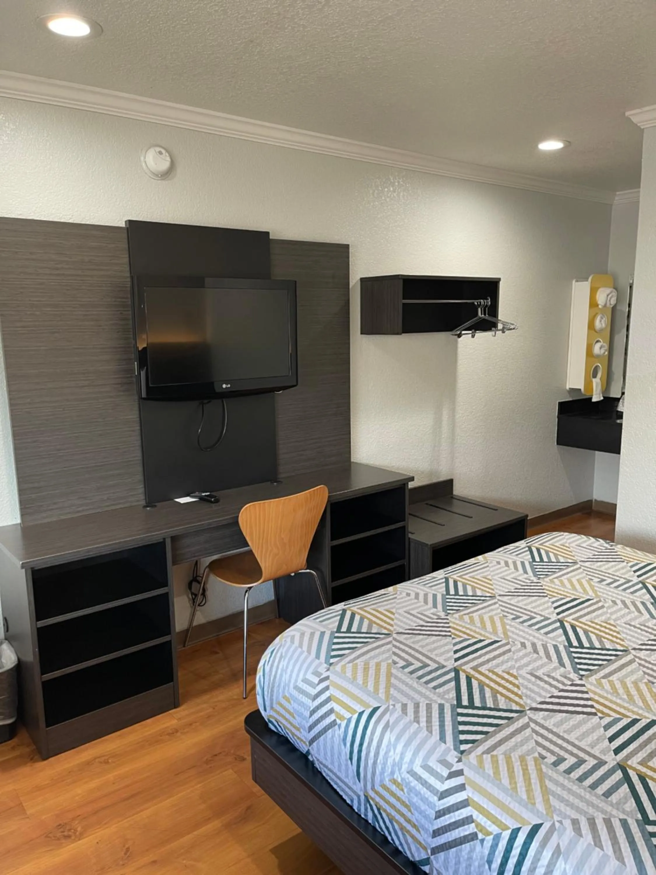 Bedroom, Bed in Motel 6 Sacramento, Ca - Downtown