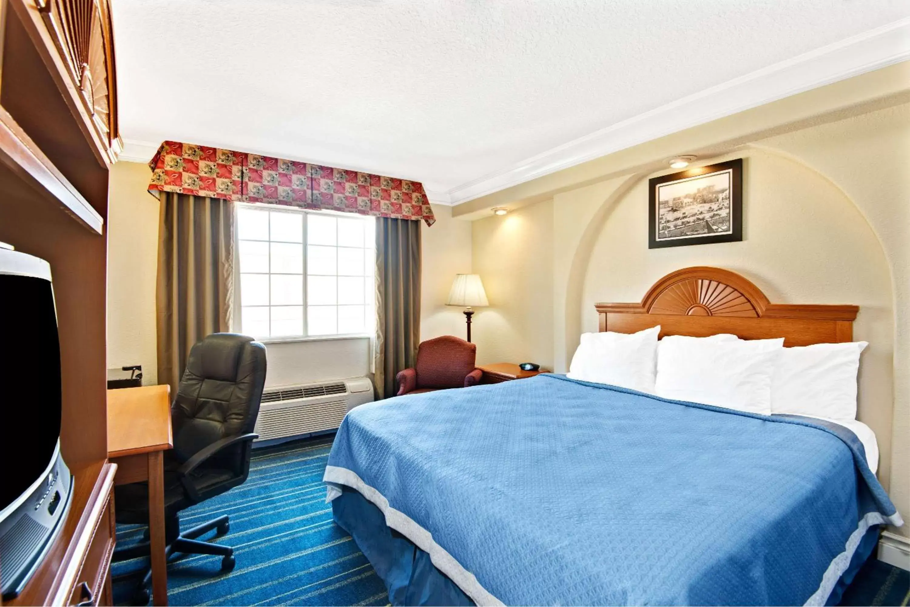 Photo of the whole room, Bed in Days Inn by Wyndham San Antonio Airport