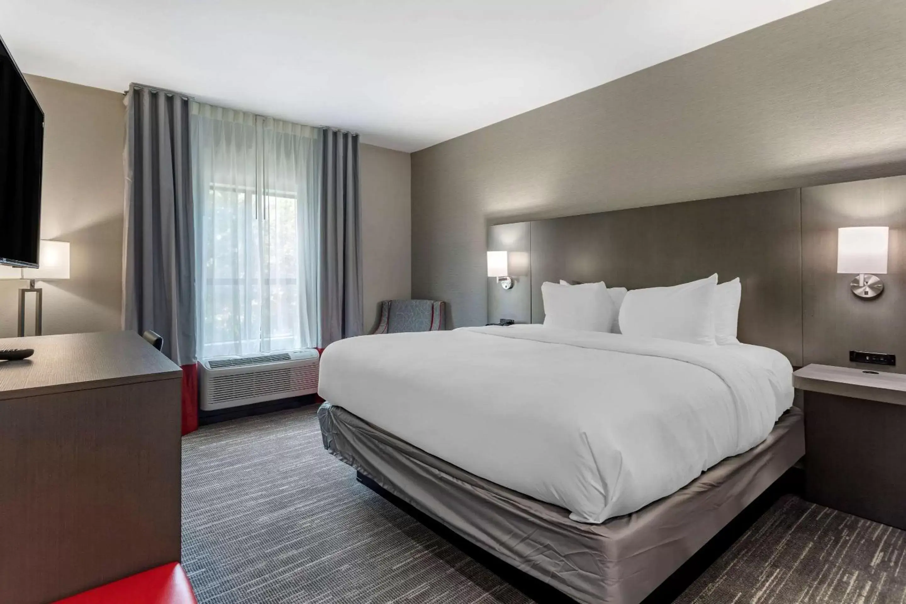 Bed in Comfort Inn & Suites Bed in Comfort Inn & Suites