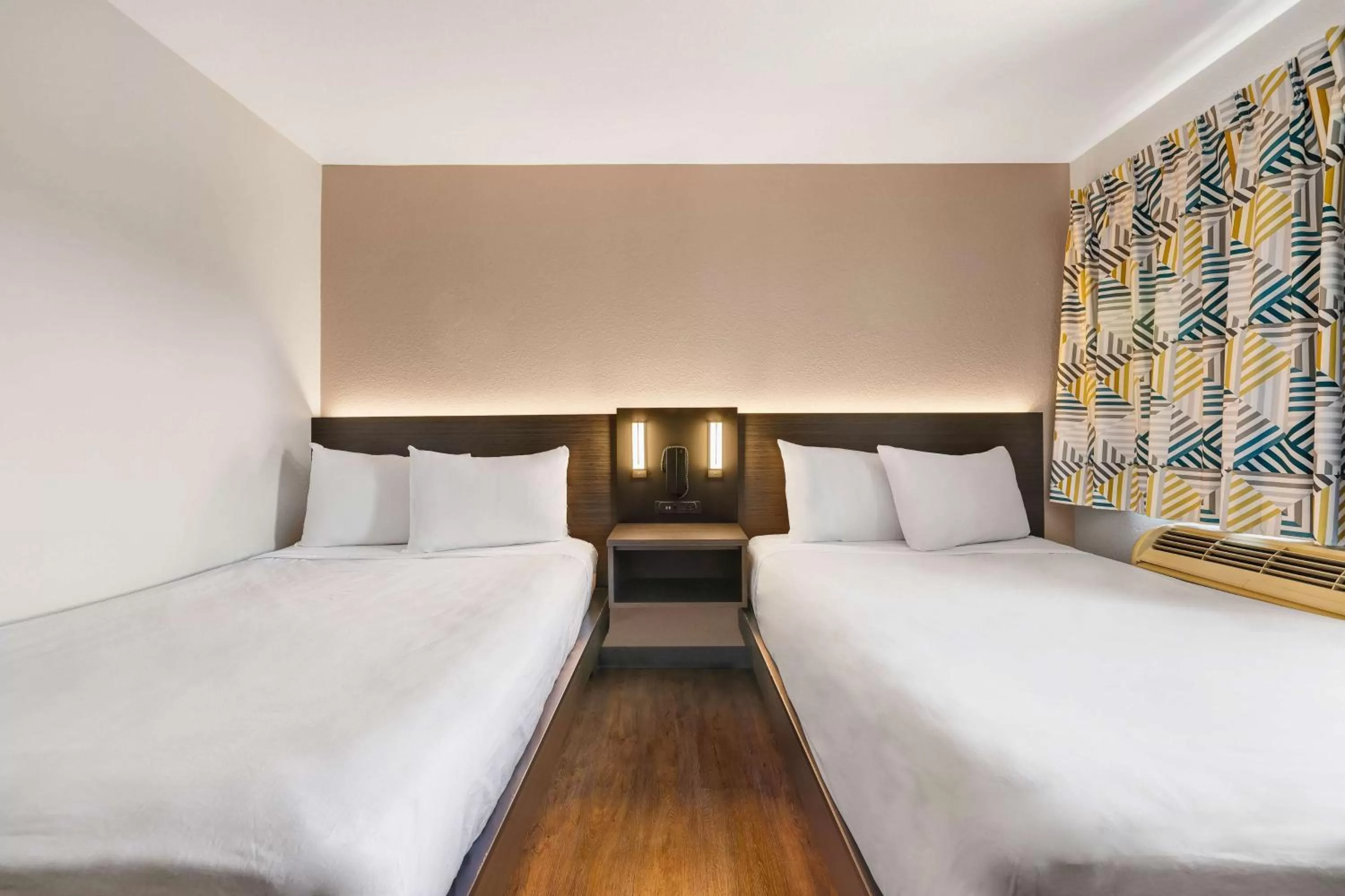 Photo of the whole room, Bed in Motel 6-Kirkland, WA - North Kirkland