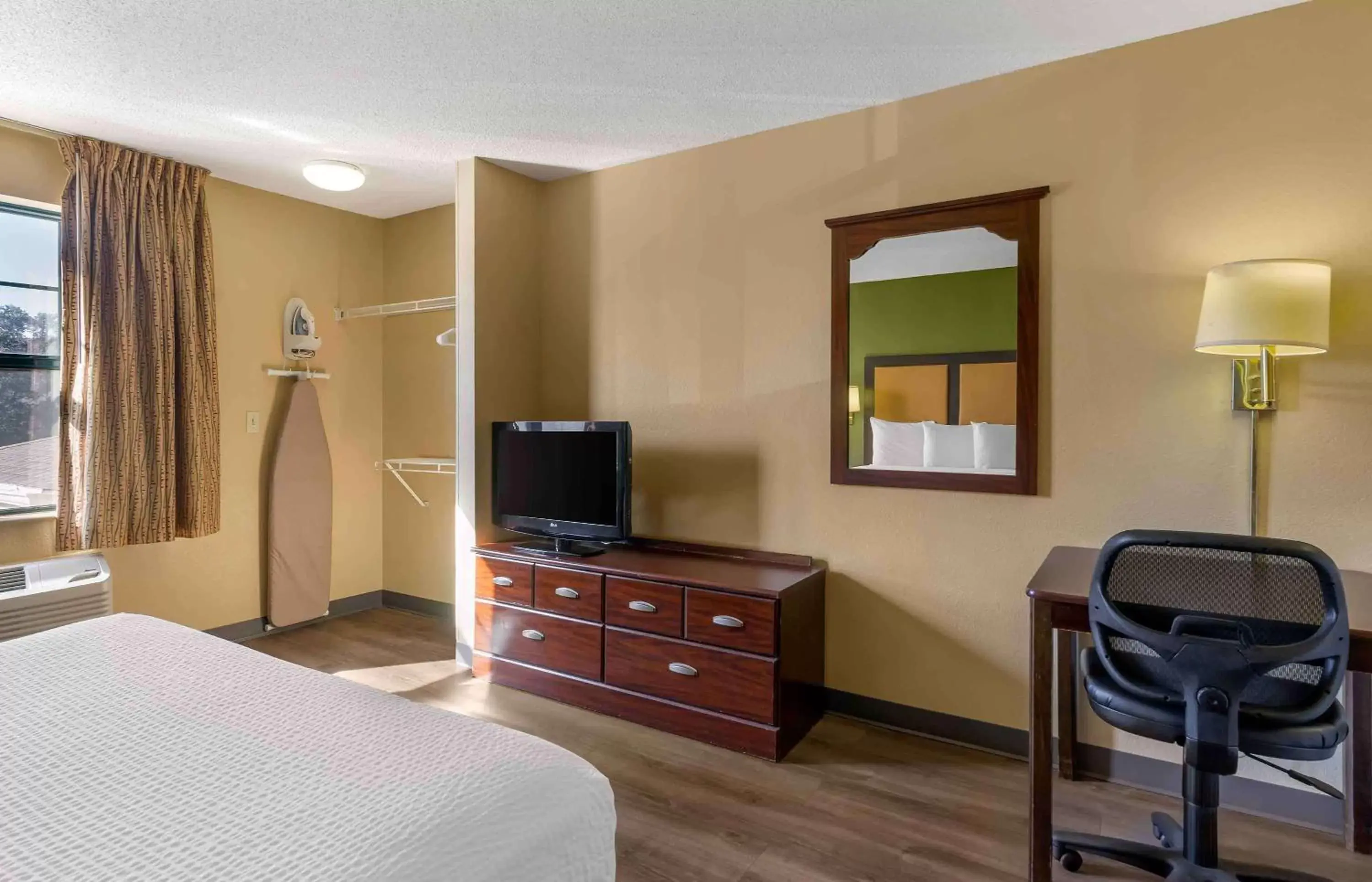 Bedroom, TV/Entertainment Center in Extended Stay America Suites - St Petersburg - Clearwater - Executive Dr