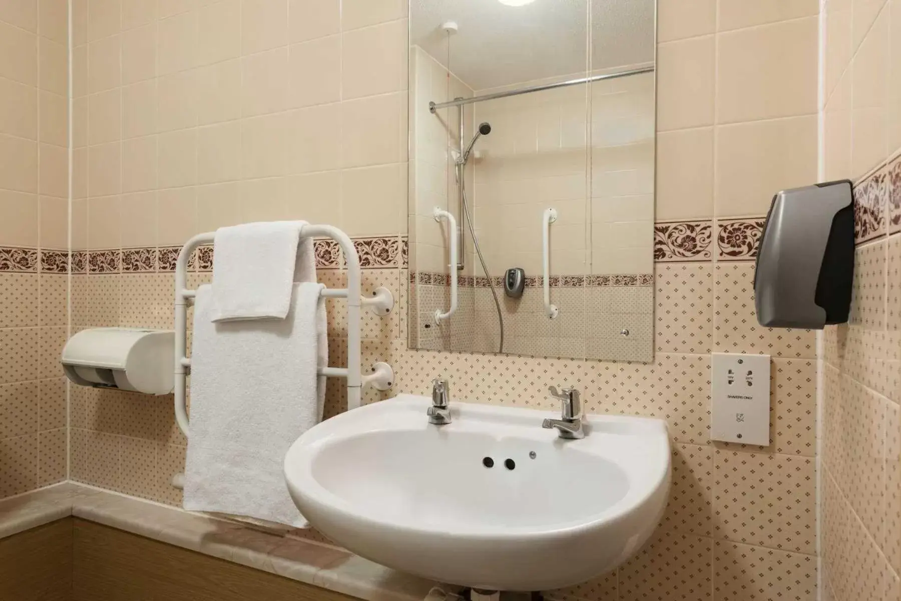 Bathroom in Days Inn Tewkesbury