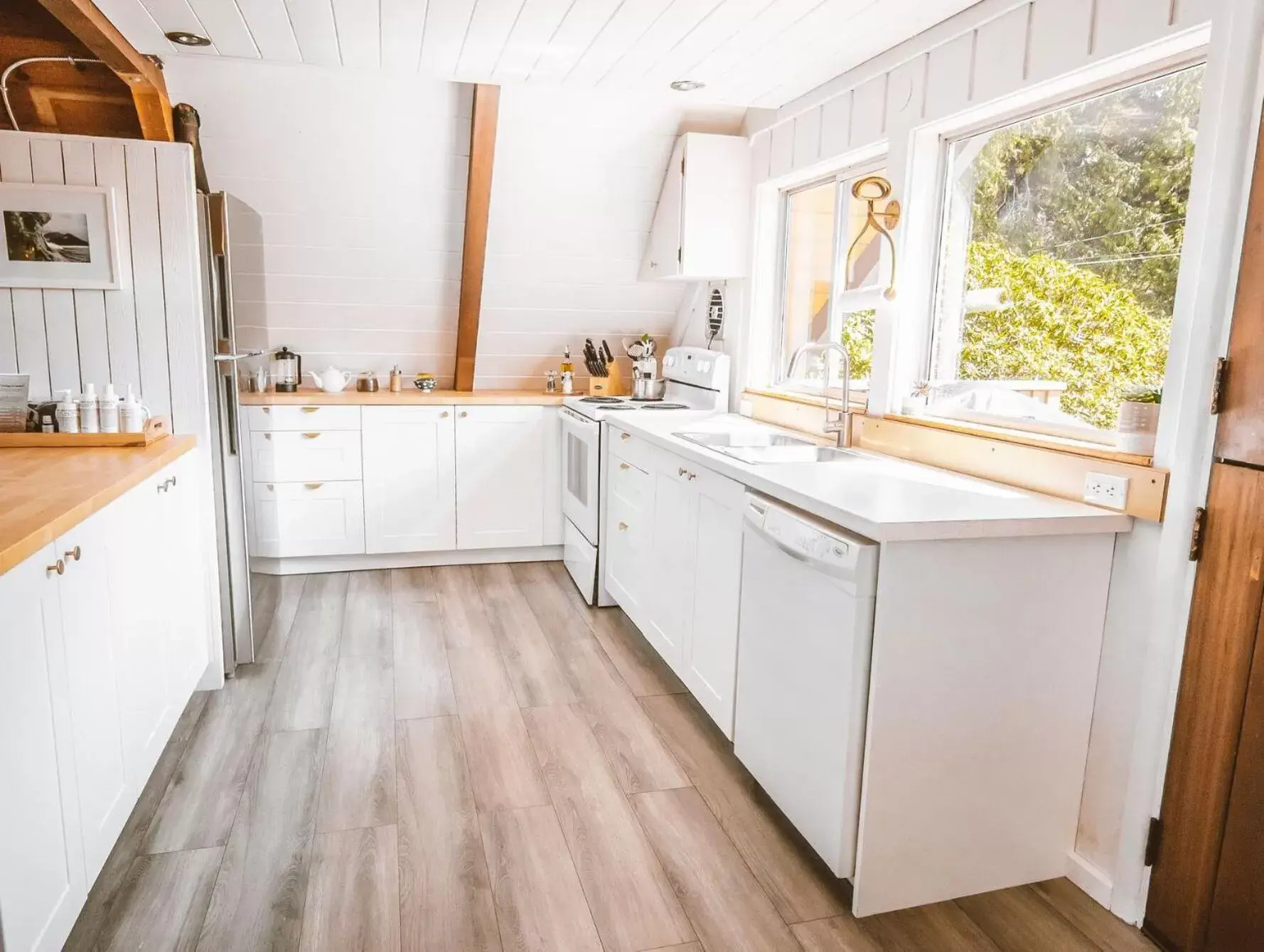 Kitchen or kitchenette, Kitchen/Kitchenette in The Shoreline Tofino