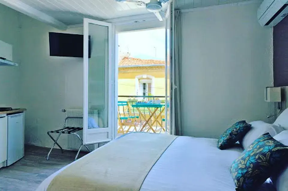 TV and multimedia, Bed in Hôtel du Golfe Sete-Balaruc