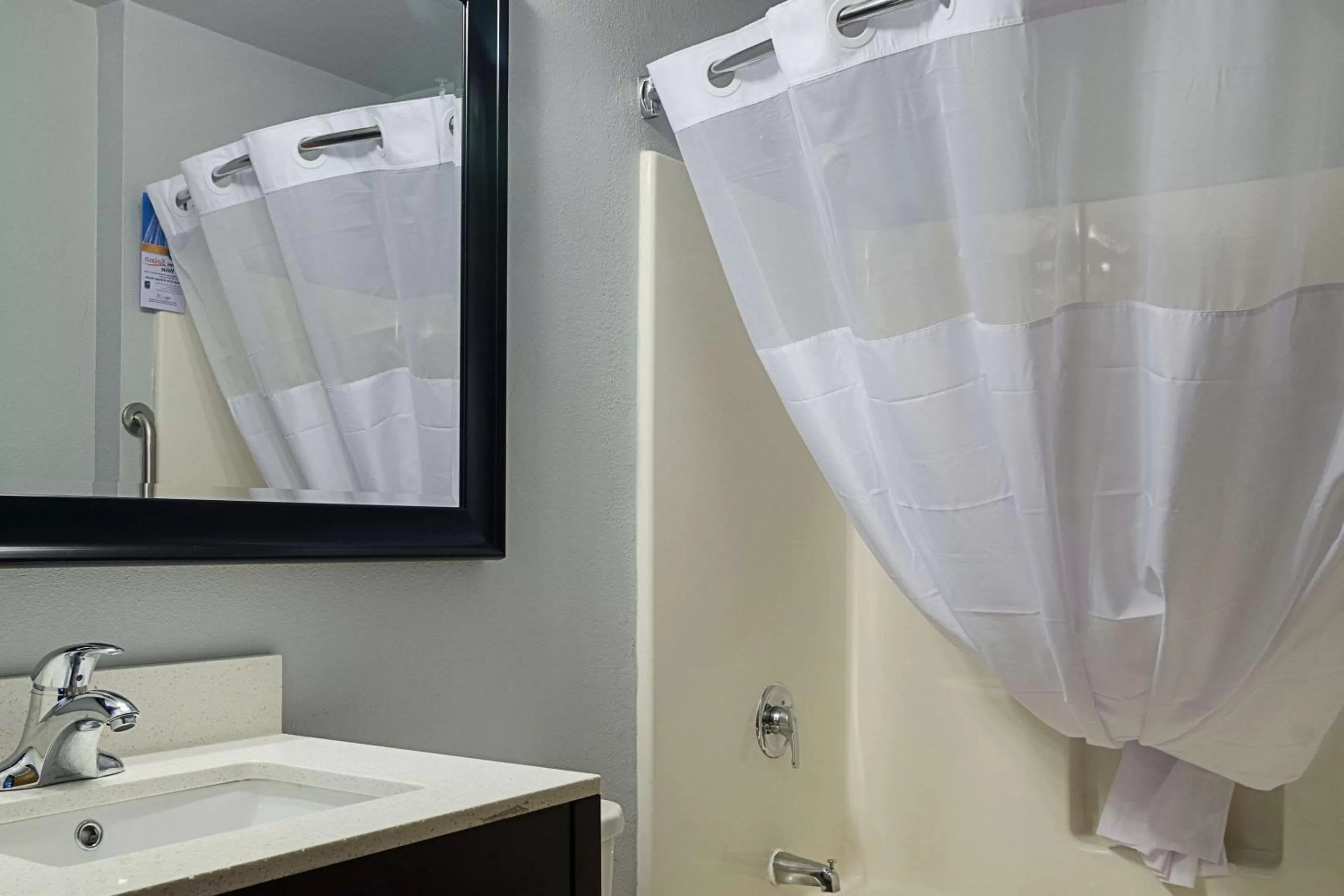 Photo of the whole room in Quality Inn Seaside