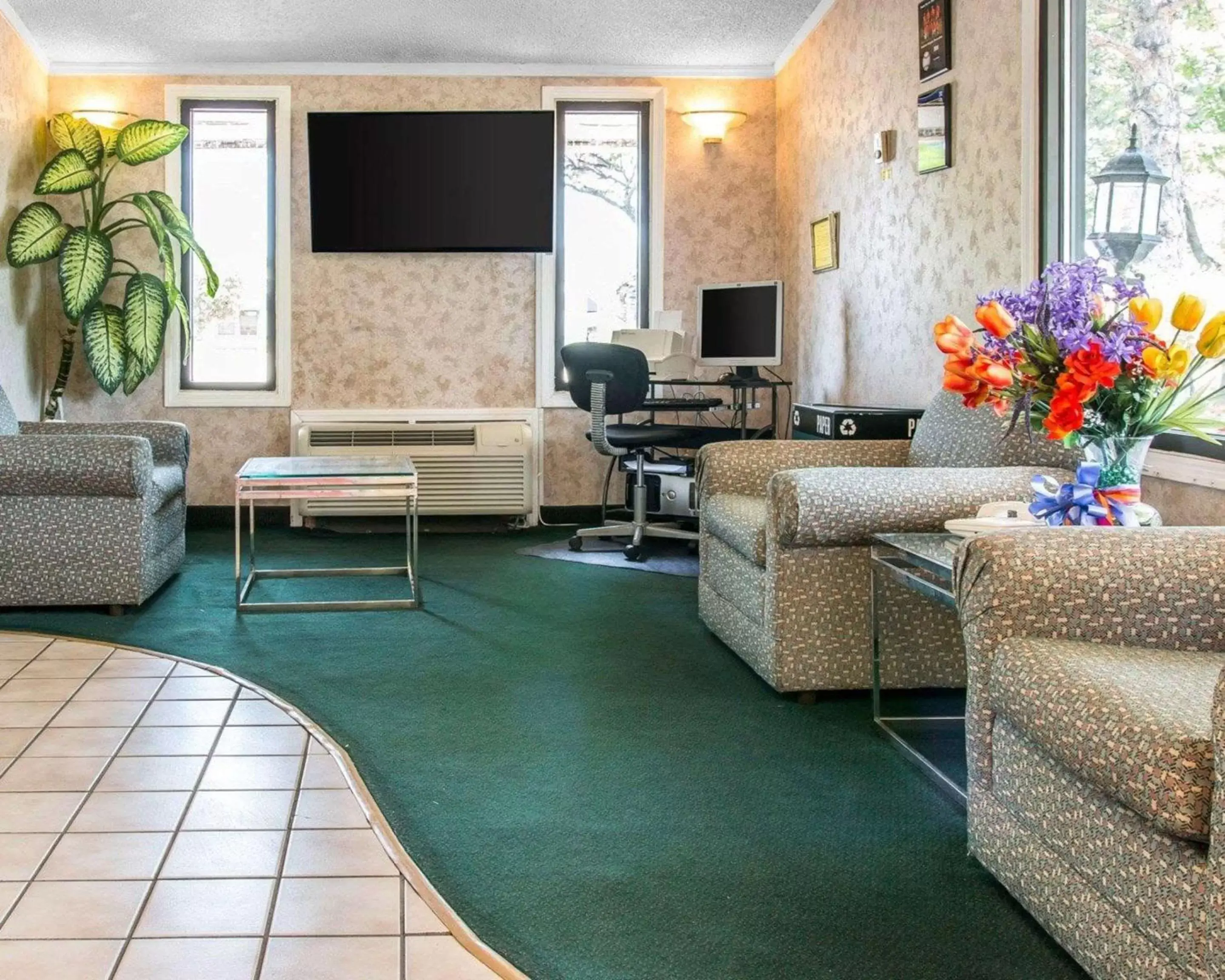 Lobby or reception, Seating Area in Rodeway Inn Madison Heights