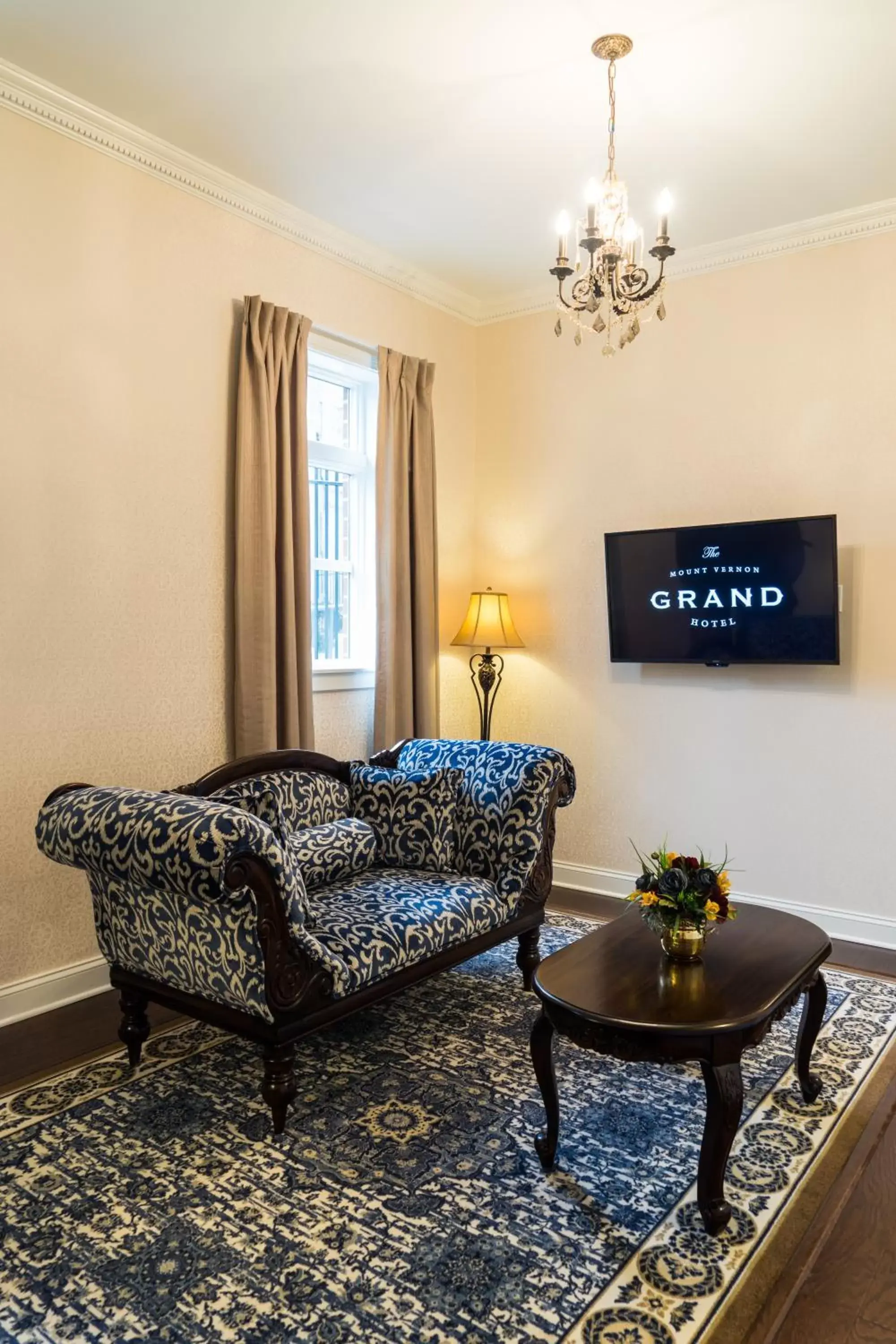 Living room in The Mount Vernon Grand Hotel