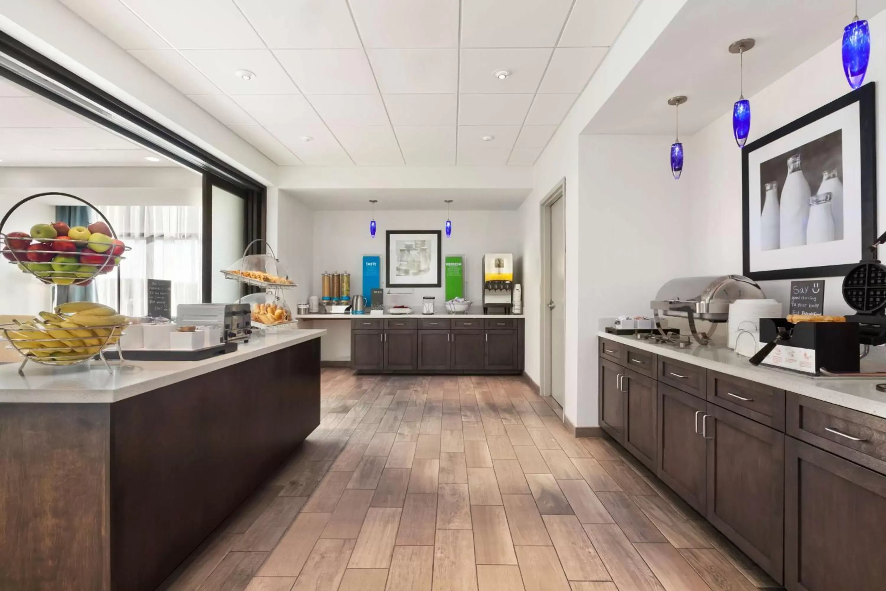 Dining area, Kitchen/Kitchenette in Hampton Inn by Hilton Turlock