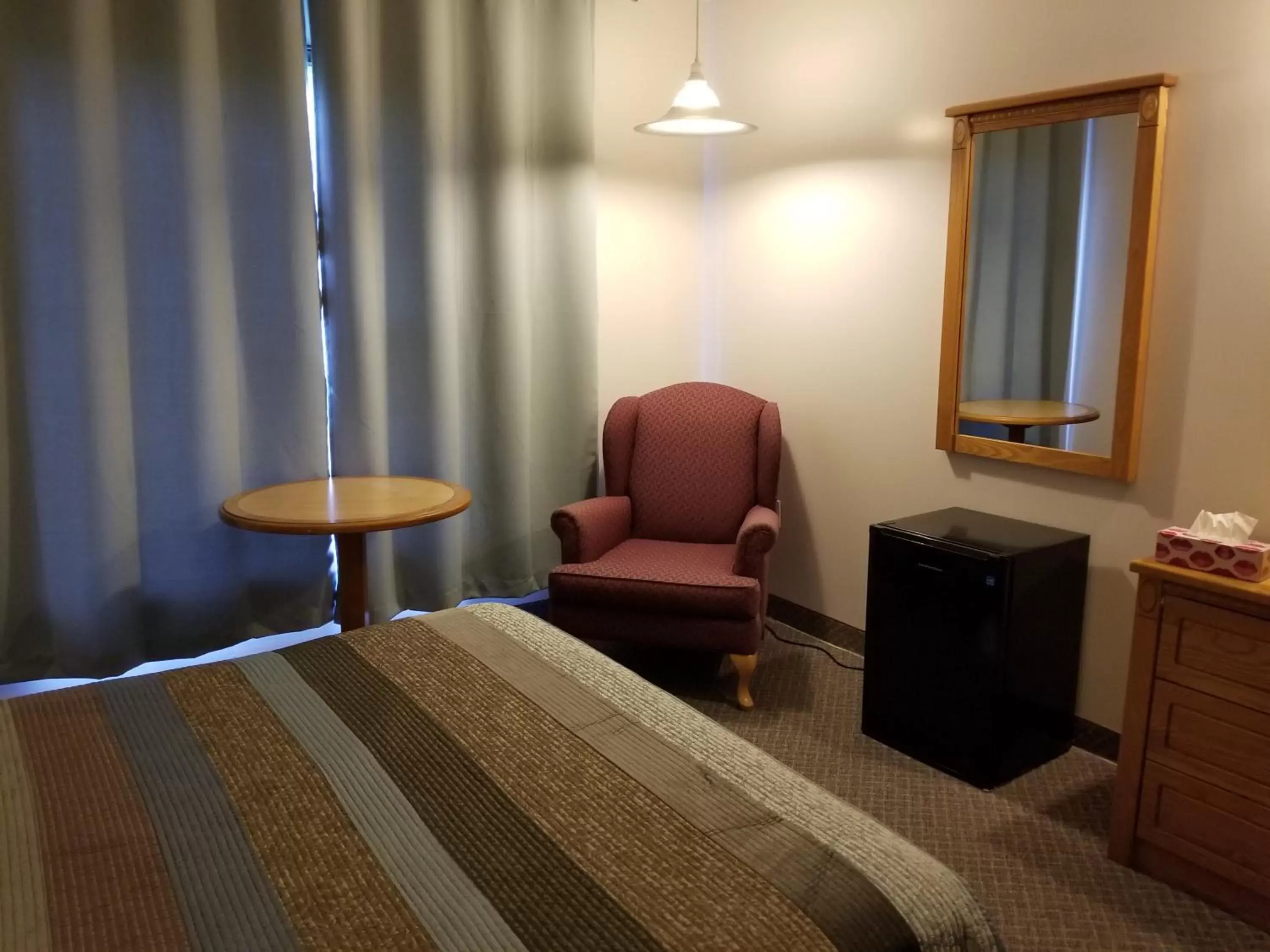 Bedroom, Seating Area in Knights Inn Woodstock