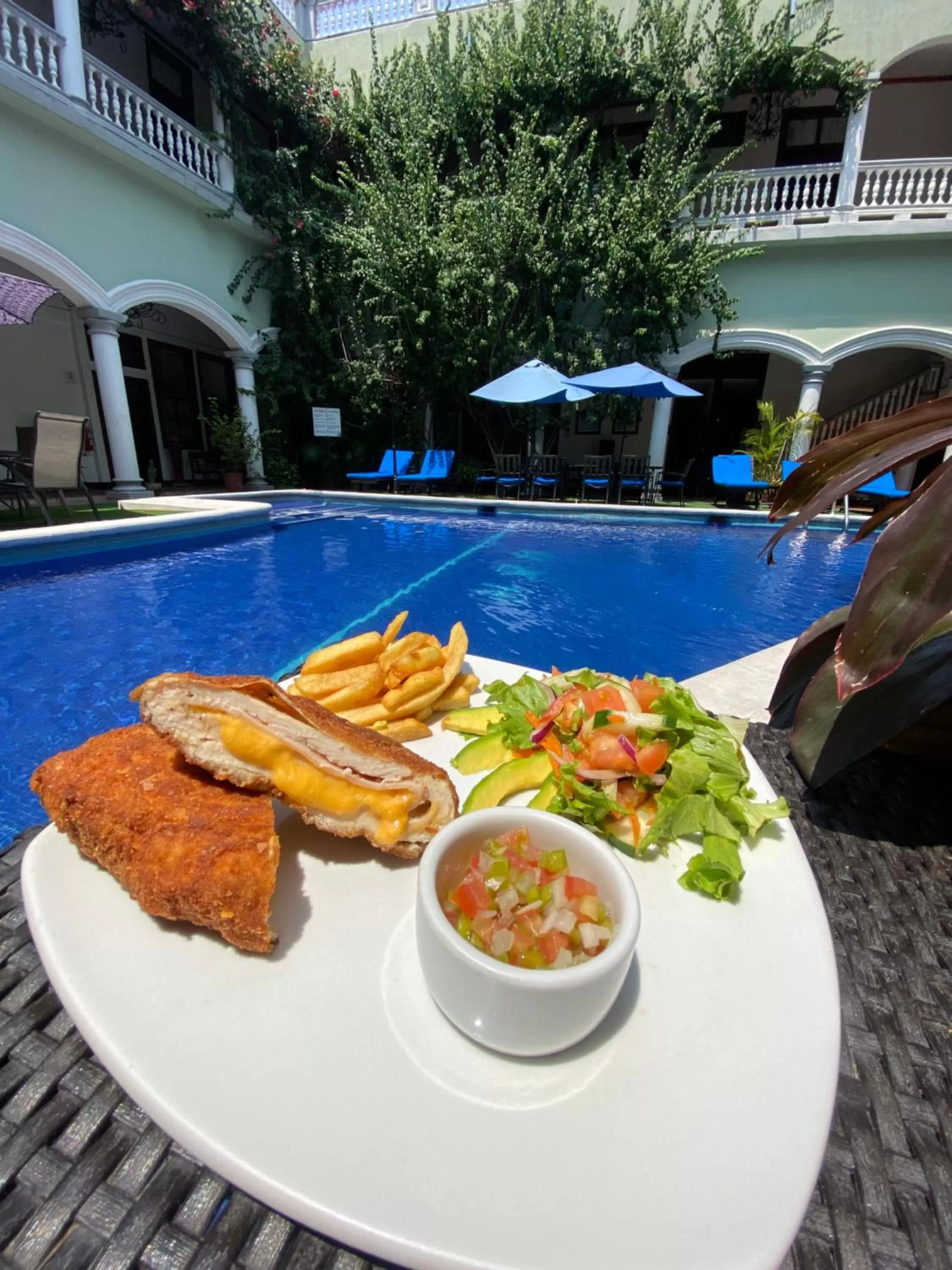 Restaurant/places to eat in Hotel Real La Merced