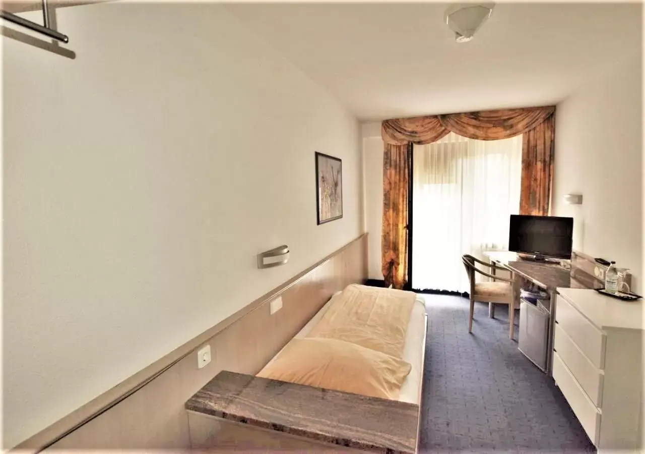 Photo of the whole room, TV/Entertainment Center in Hotel Alena - Kontaktlos Check-In