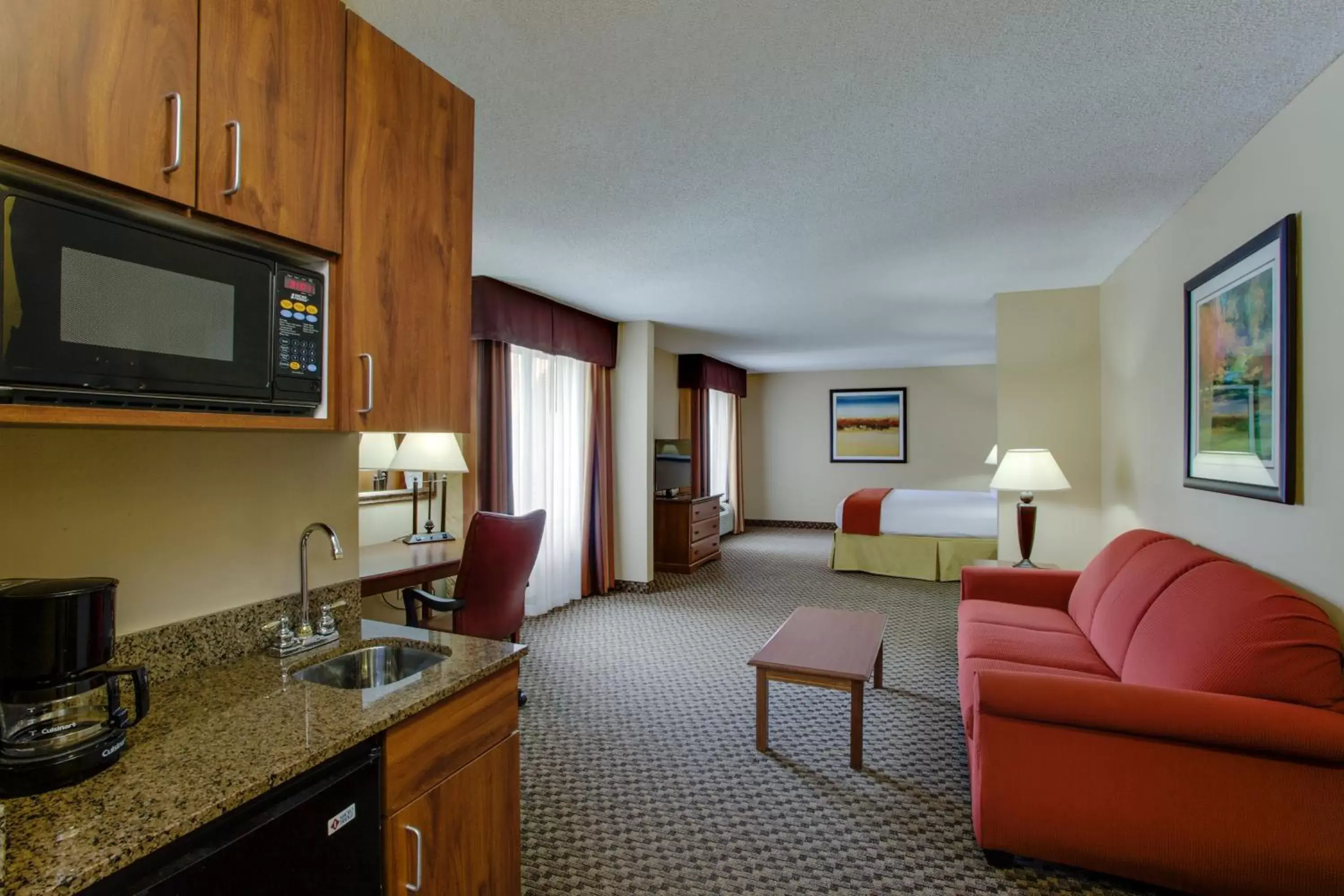 Bedroom, Seating Area in Holiday Inn Express Hotel & Suites Columbia-I-20 at Clemson Road, an IHG Hotel