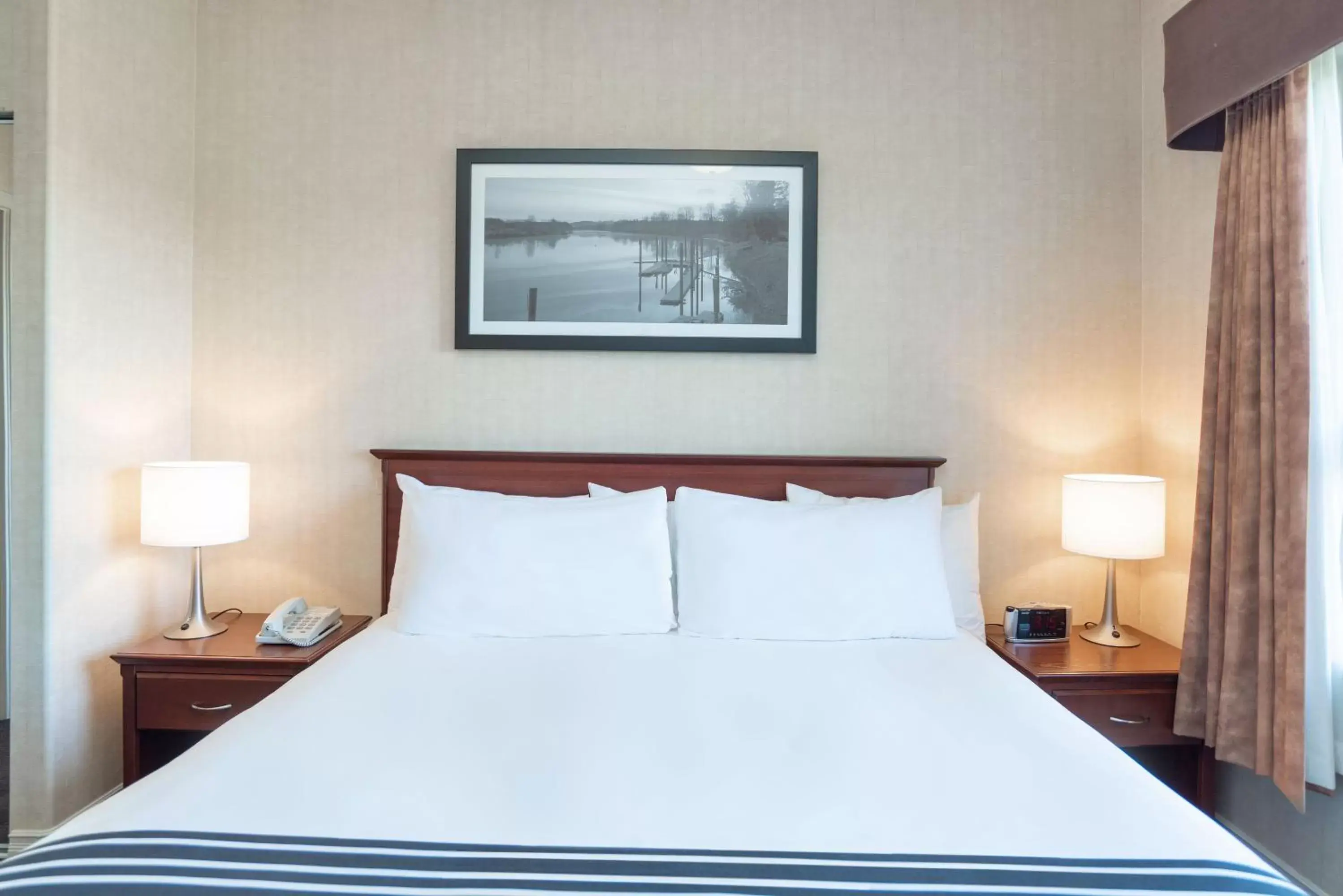 Photo of the whole room, Bed in Sandman Suites Surrey - Guildford Photo of the whole room, Bed in Sandman Suites Surrey - Guildford