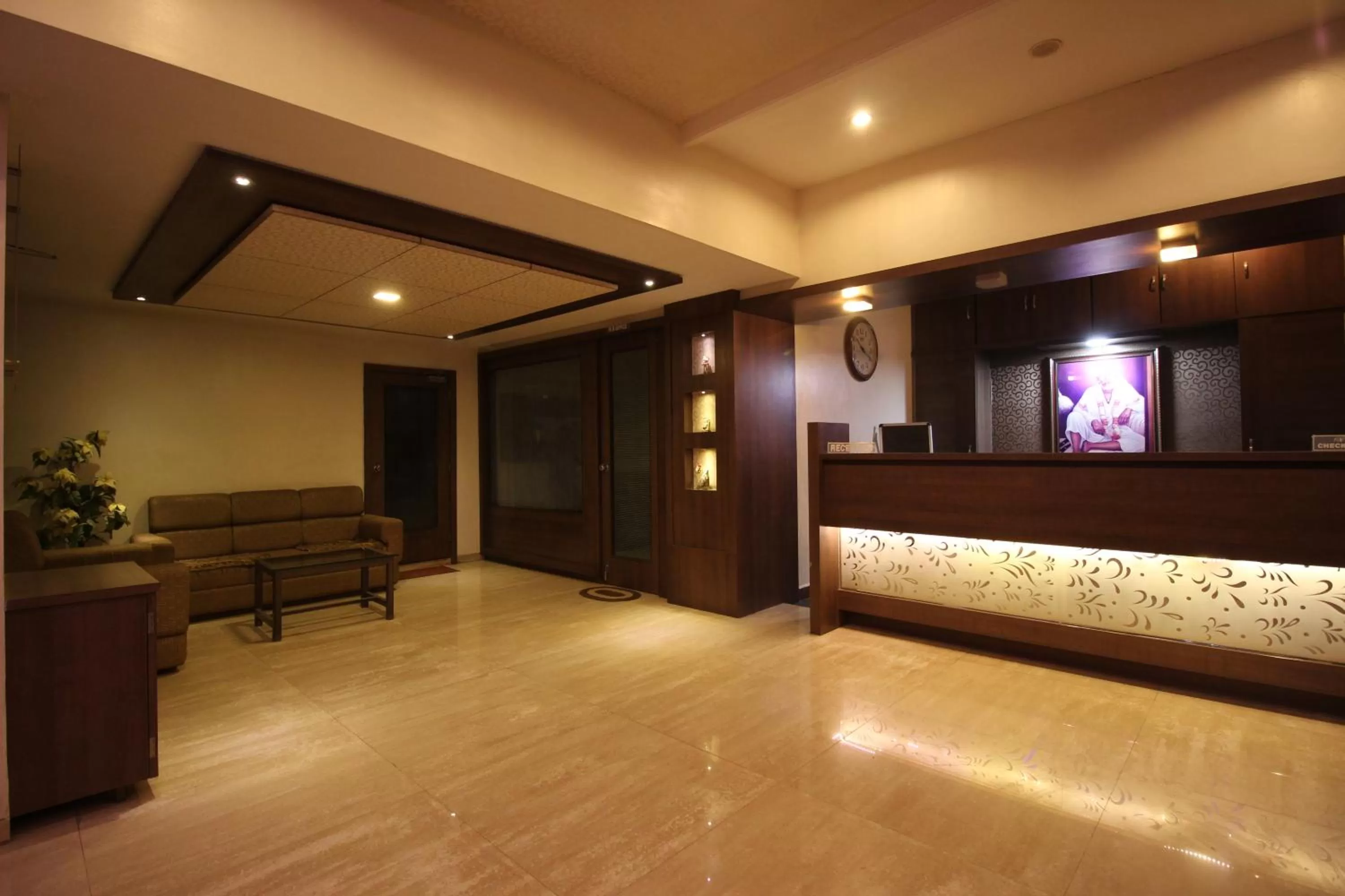 Lobby or reception in Hotel Laxmibai Palace- Only 300 miter from Sai Baba Temple!!!!