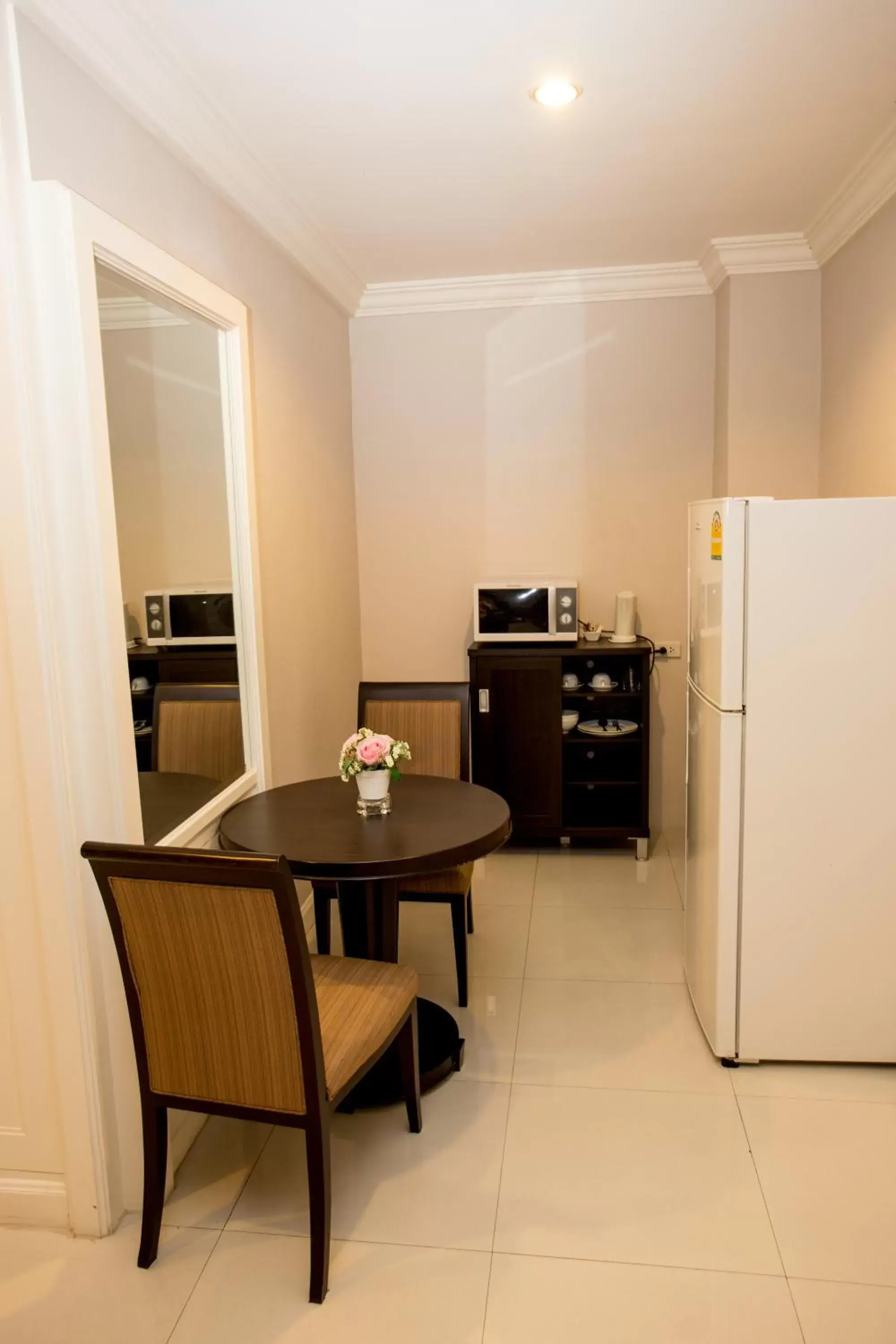 Kitchen or kitchenette, Dining Area in Hope Land Hotel 46/1
