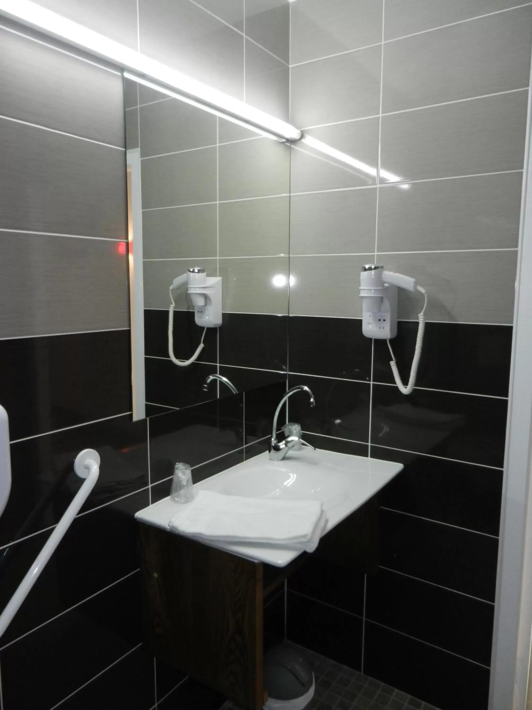 Bathroom in The Originals City, Hôtel Albizia, Sarlat-la-Canéda (Inter-Hotel)