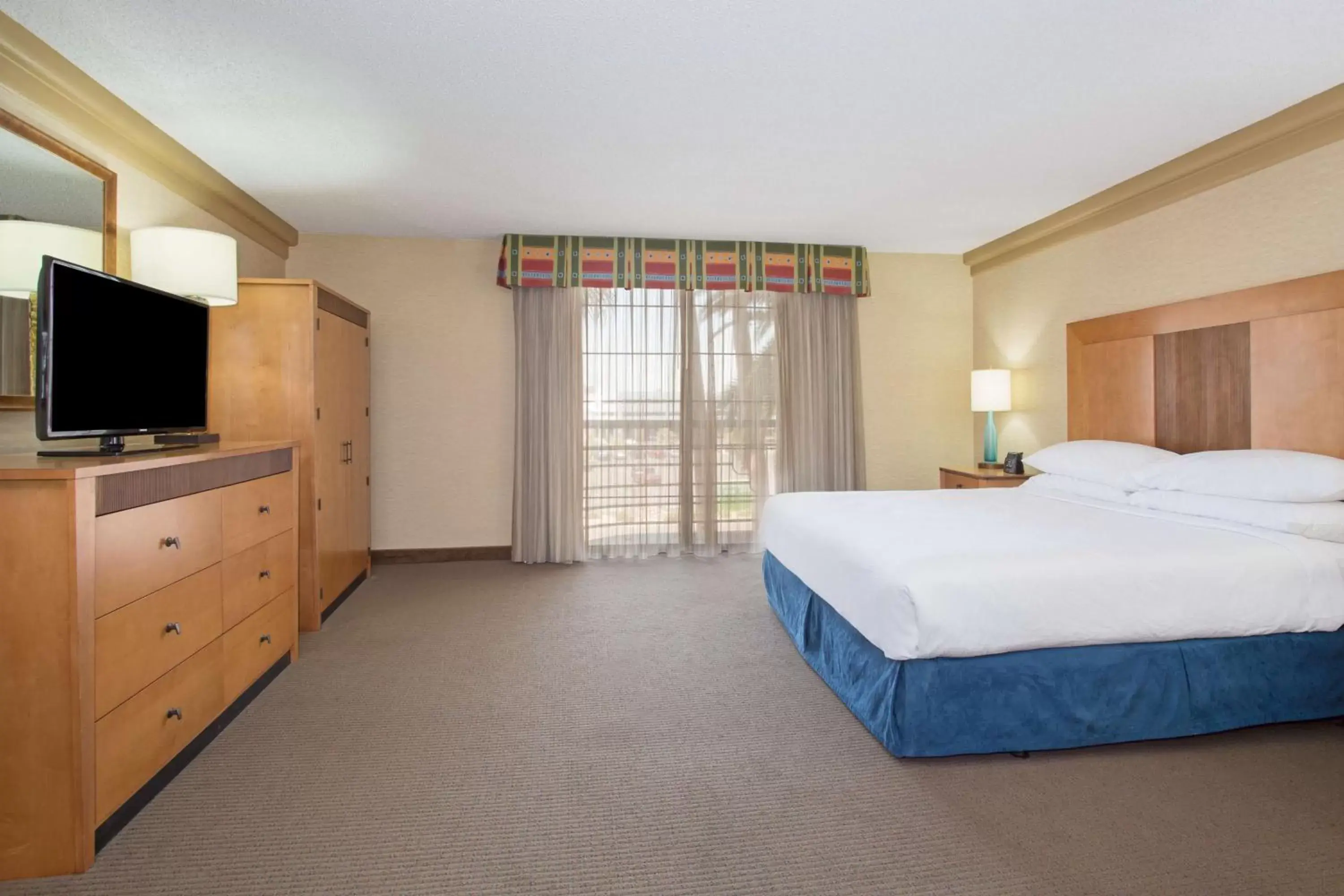 Bed, TV/Entertainment Center in Embassy Suites by Hilton Phoenix Biltmore