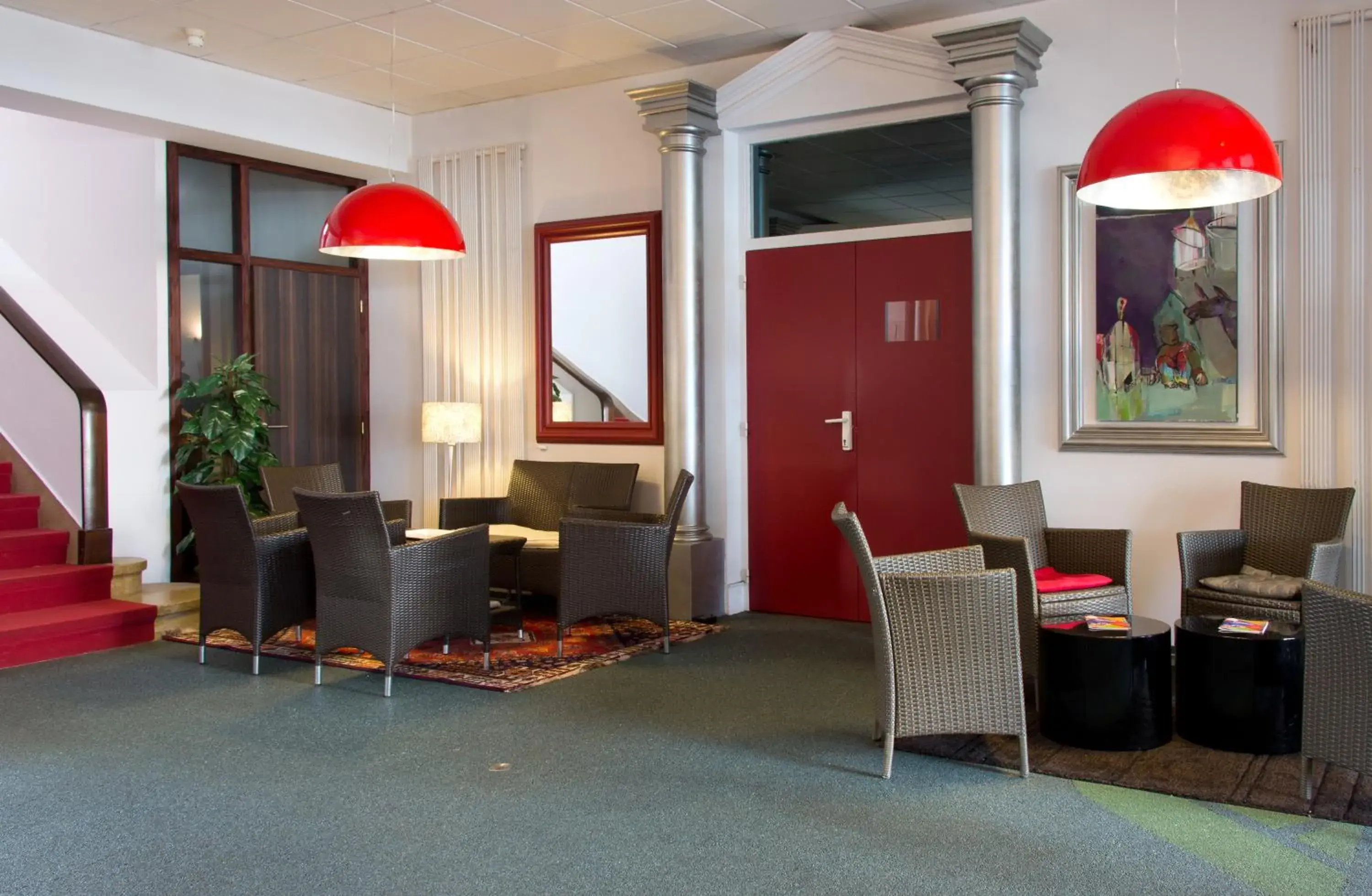 Lobby or reception, Lounge/Bar in The Originals Boutique, Hotel Le Pariou, Issoire (Qualys-Hotel)