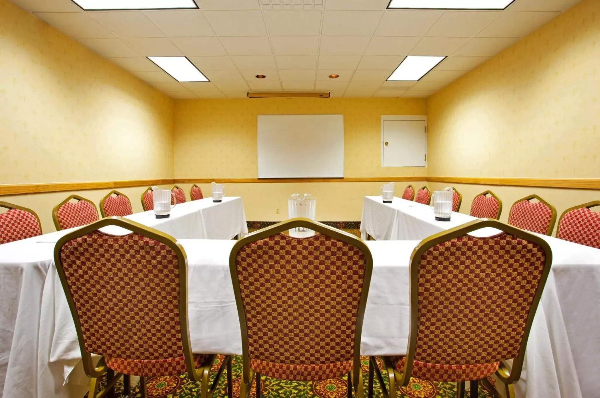 Meeting/conference room in Candlewood Suites Grand Rapids Airport, an IHG Hotel