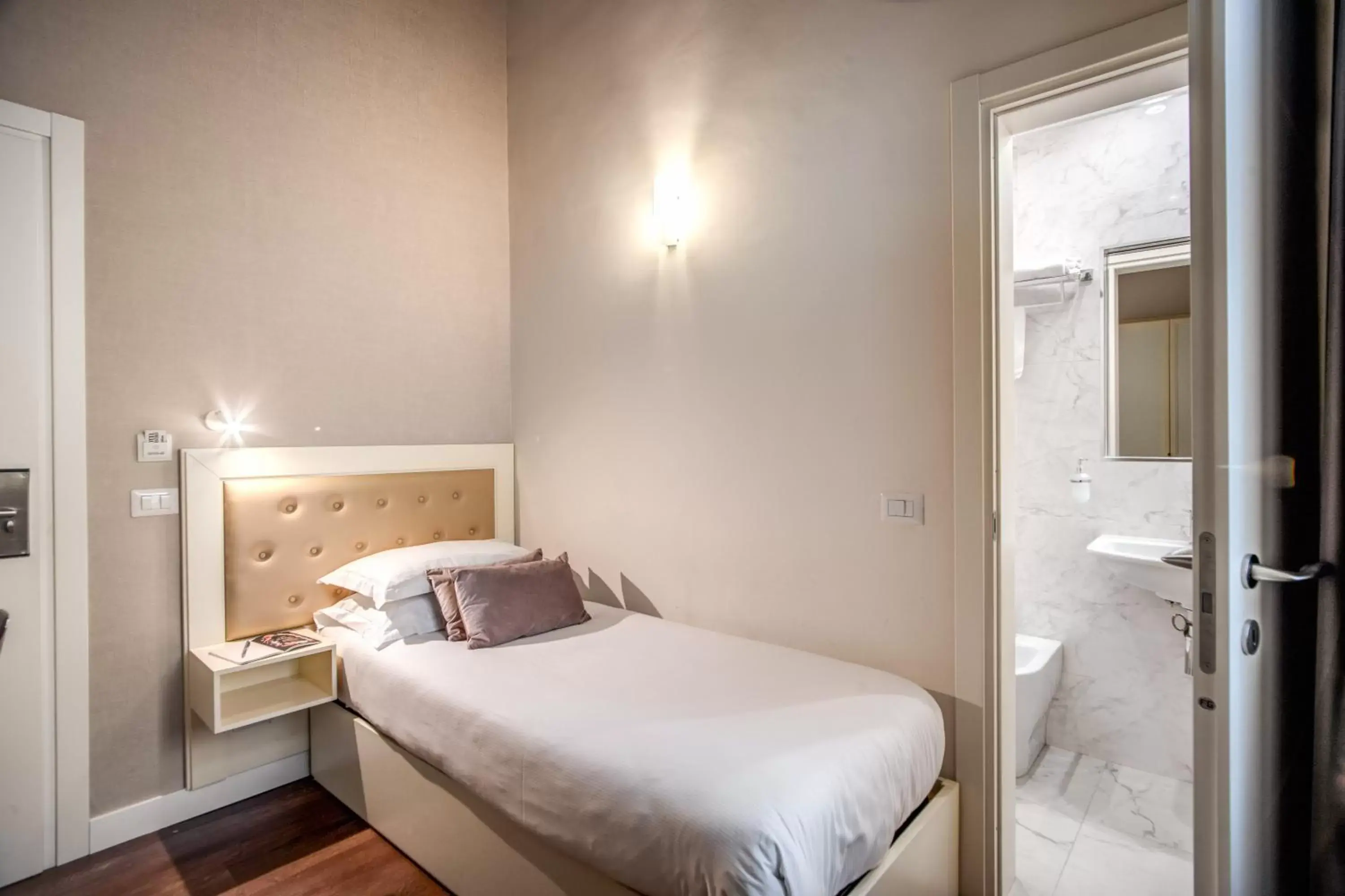Shower, Bed in Hotel San Silvestro