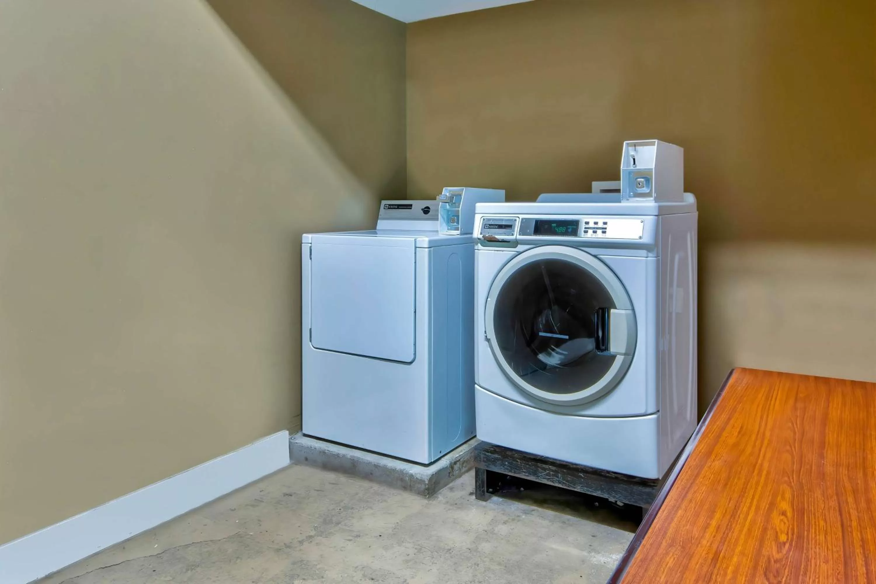 Property building in Motel 6-Springfield, OH