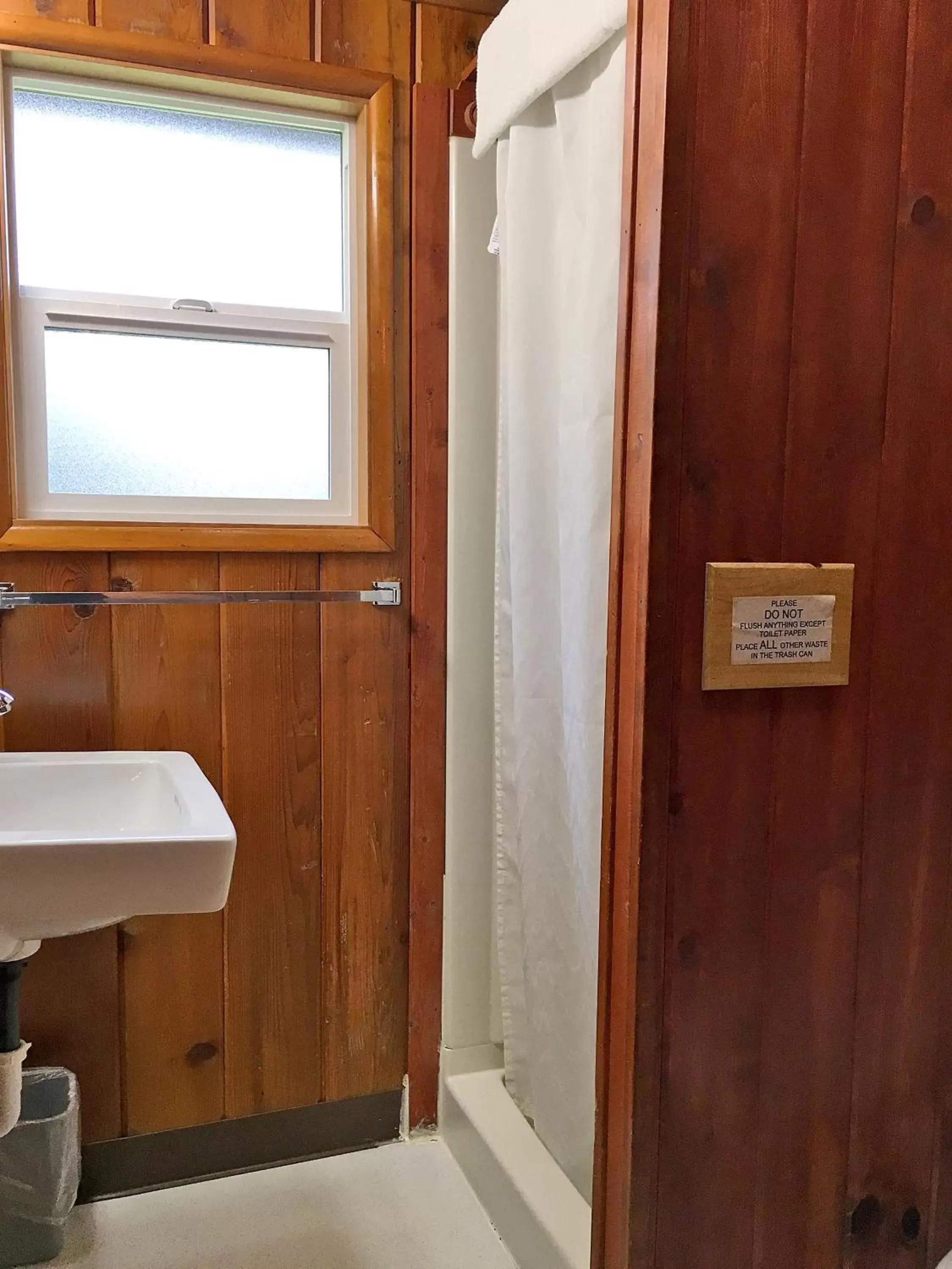 Bathroom in Park Motel and Cabins