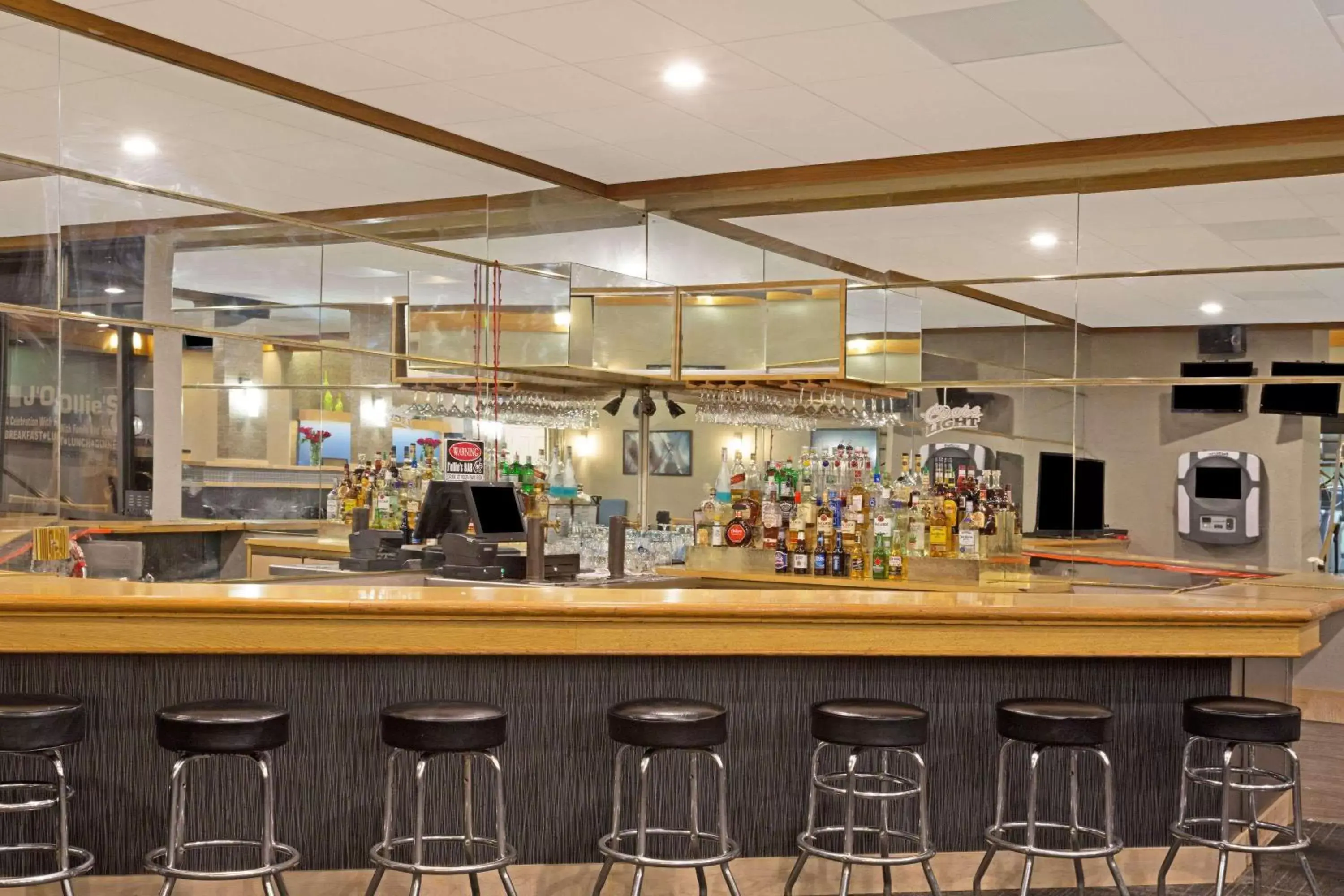 Lounge or bar, Lounge/Bar in Days Inn by Wyndham Lanham Washington DC