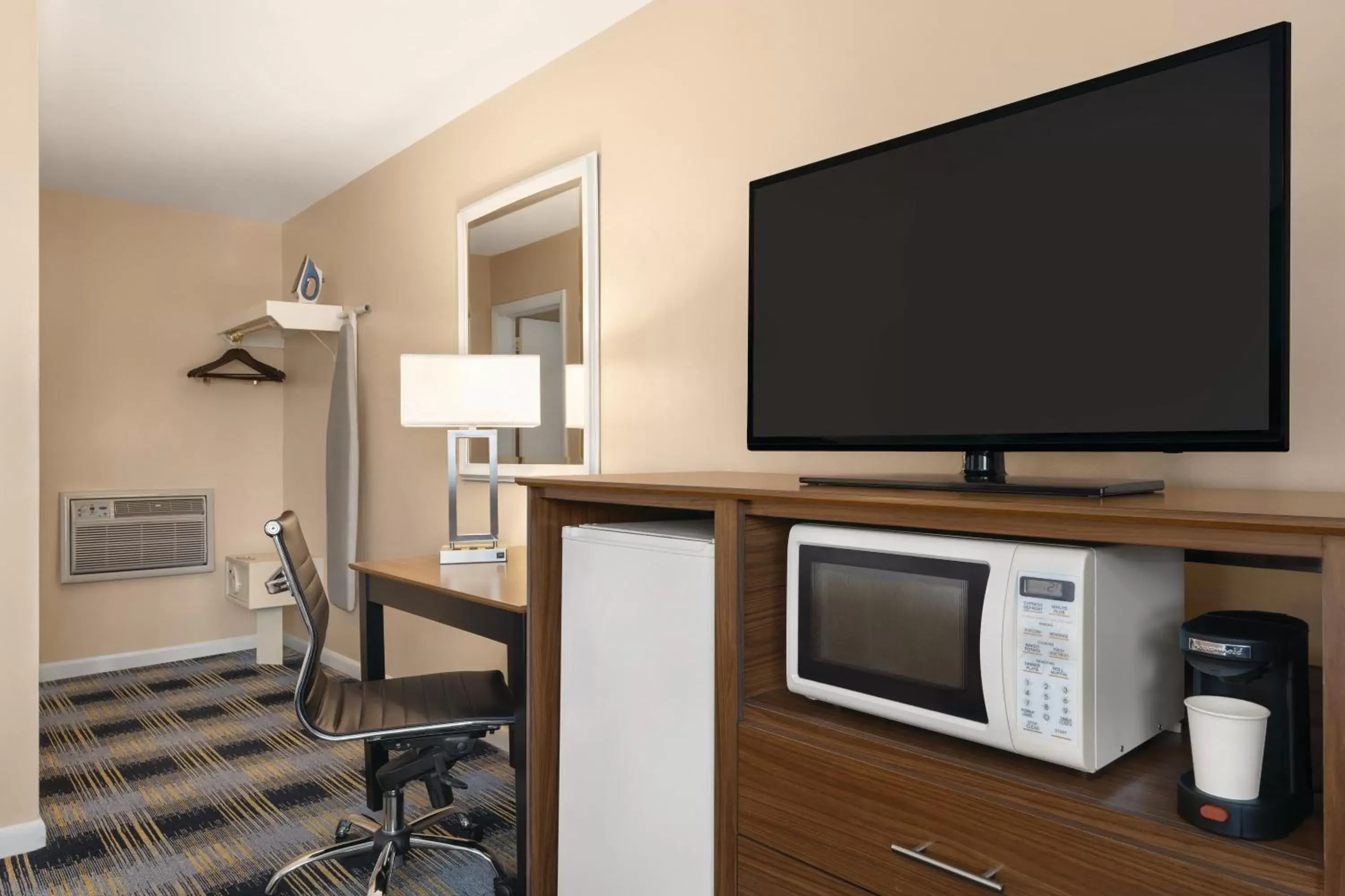 TV and multimedia, TV/Entertainment Center in Days Inn by Wyndham Middletown/Newport Area