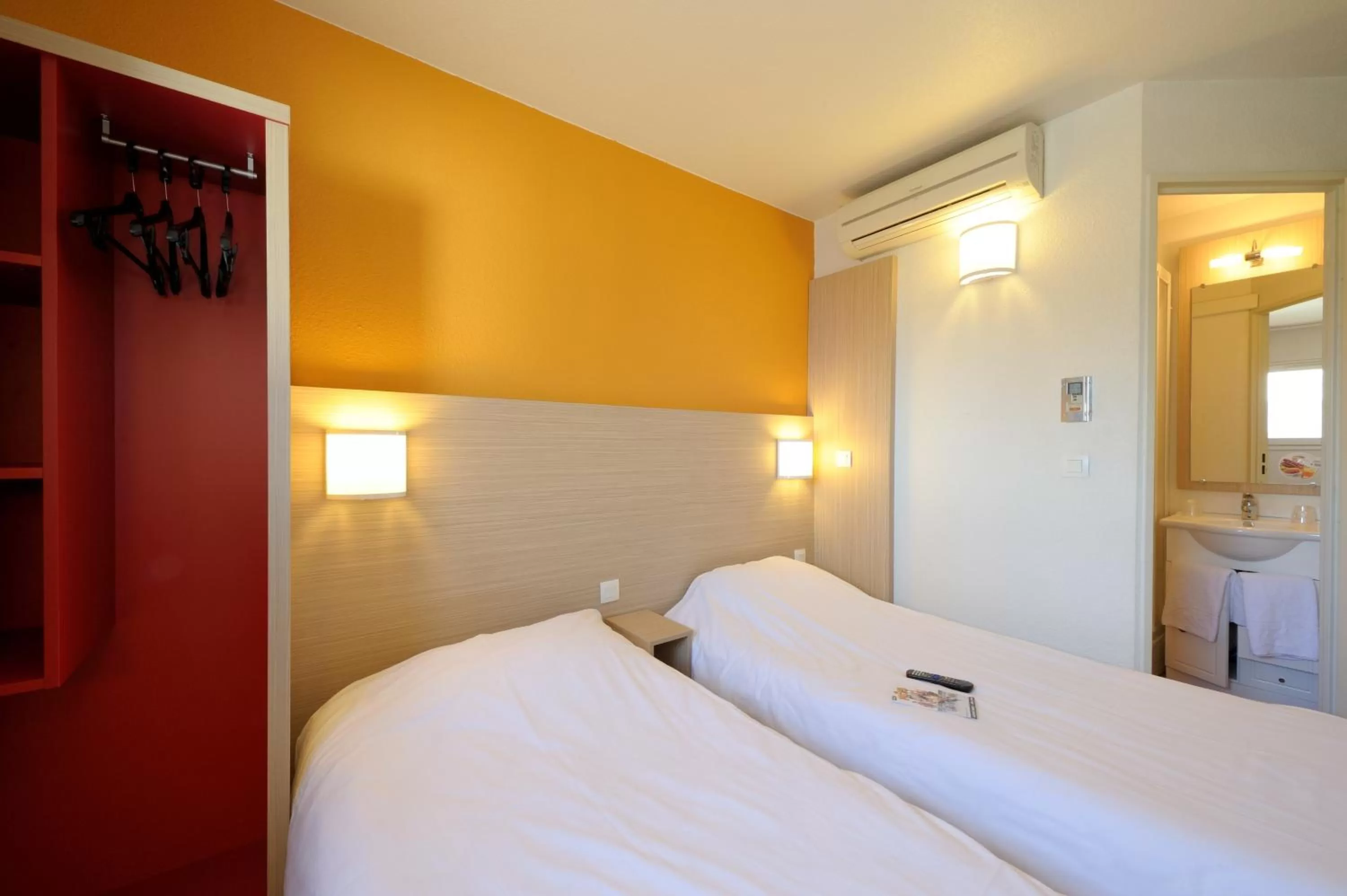 Bedroom, Bed in Hôtel Kennedy Parc des Expositions