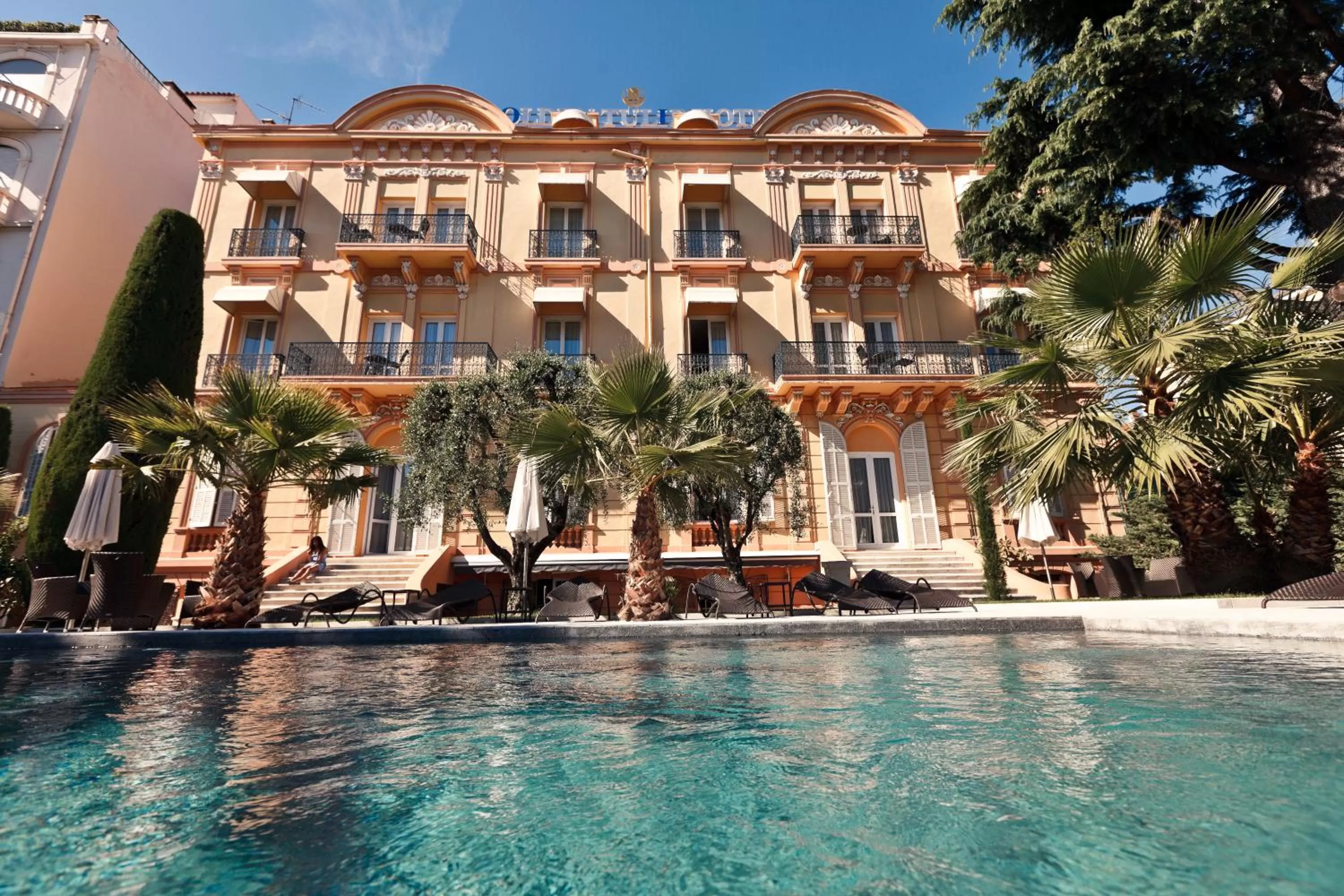 Property building in GOLDEN TULIP CANNES HOTEL de PARIS