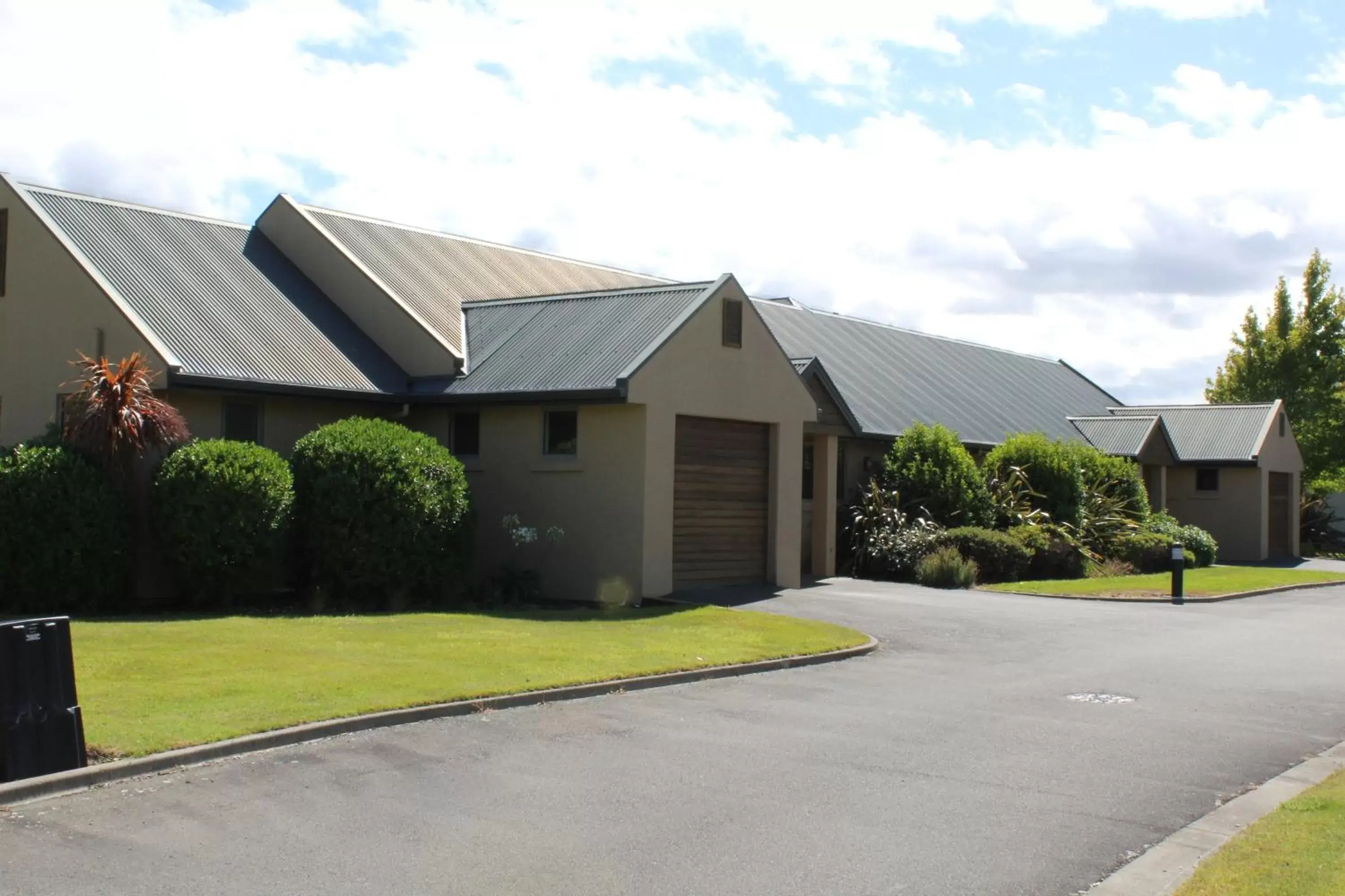 Facade/entrance, Property Building in Vintners Retreat