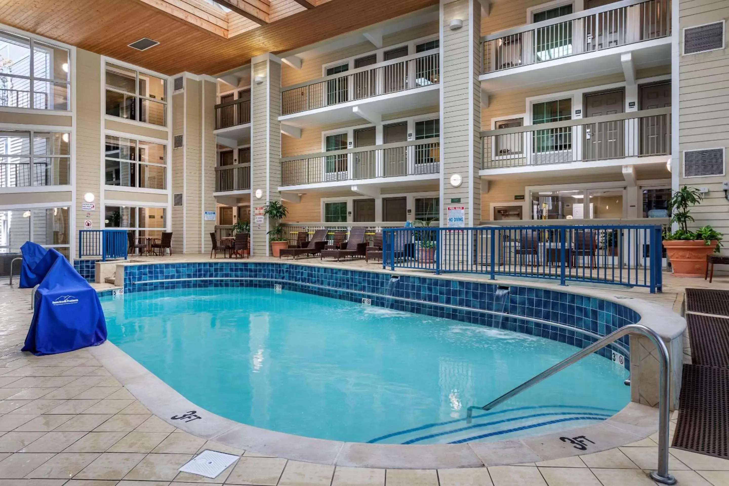 Activities, Swimming Pool in Econo Lodge Pigeon Forge Riverside