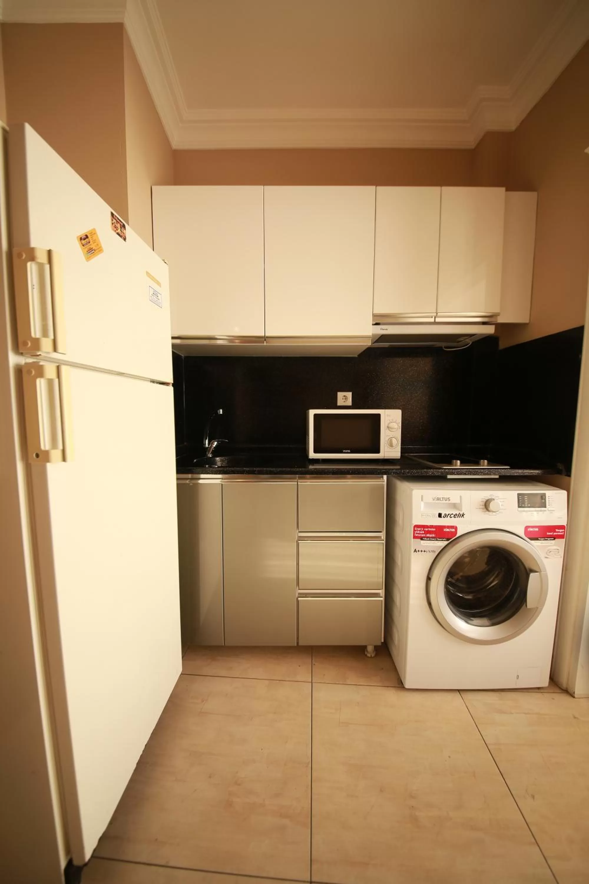 Kitchen or kitchenette, Kitchen/Kitchenette in Royal Palace Hotel