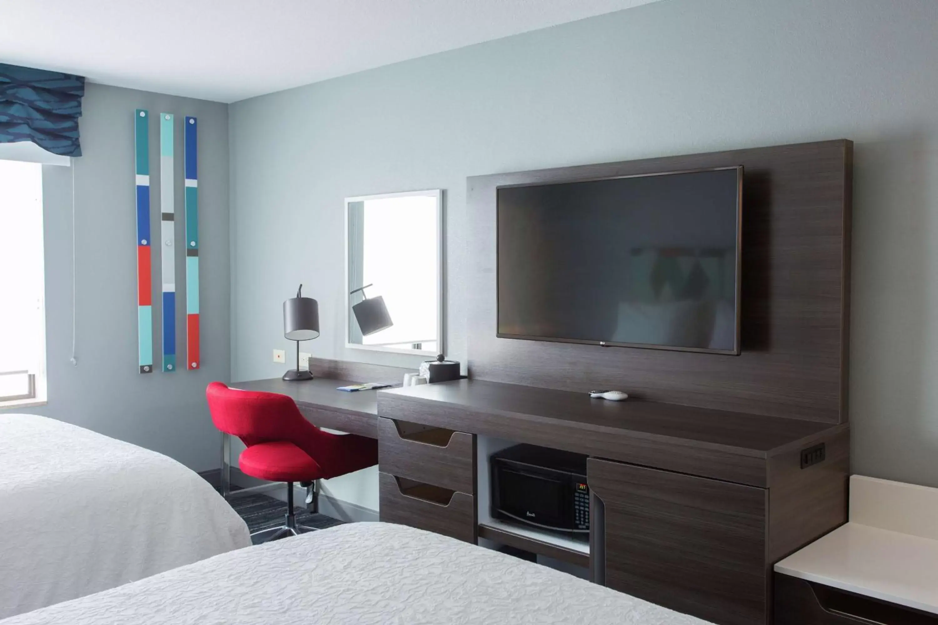 Bedroom, TV/Entertainment Center in Hampton Inn & Suites Ankeny