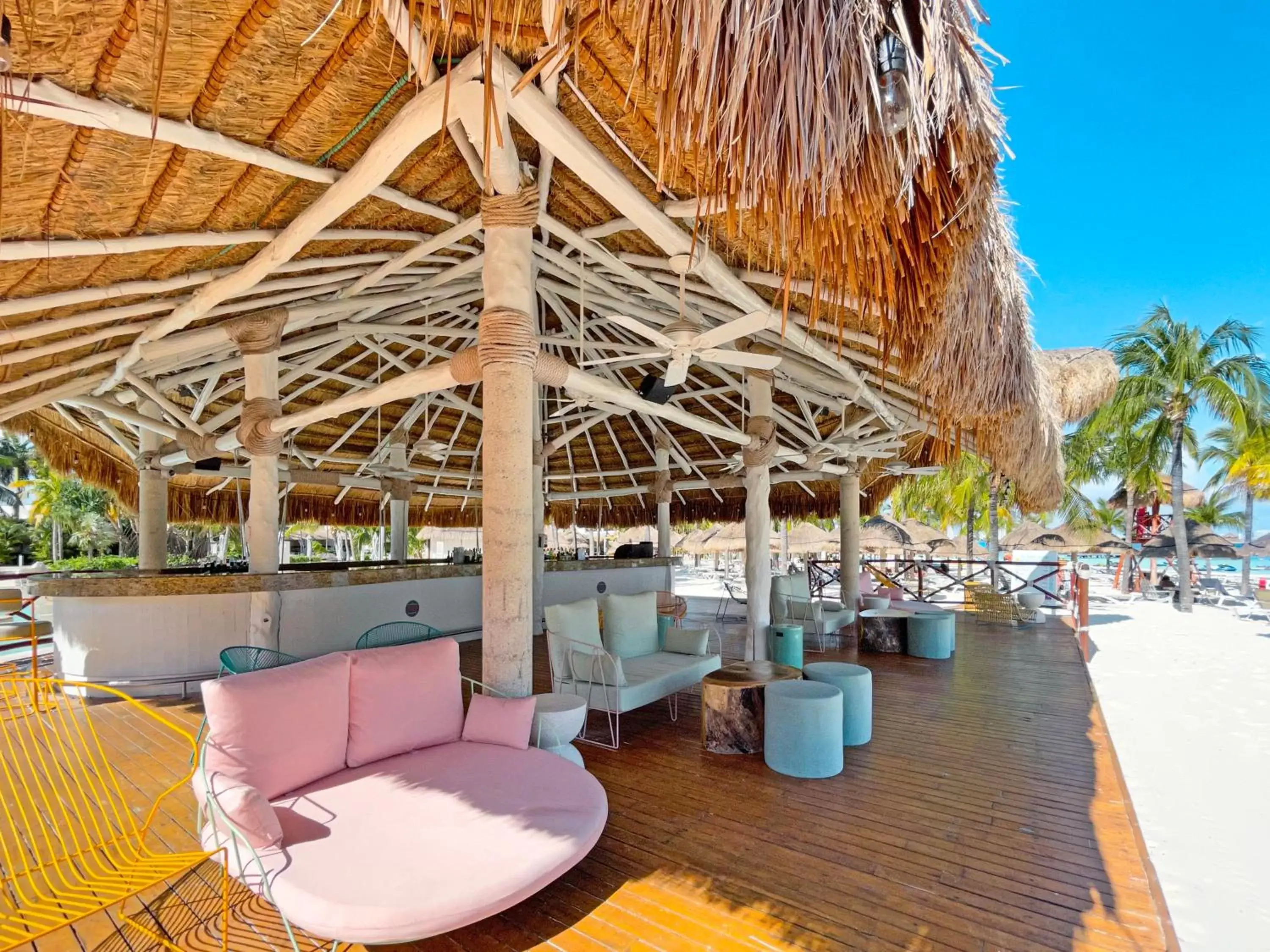 Lounge or bar in InterContinental Presidente Cancun Resort