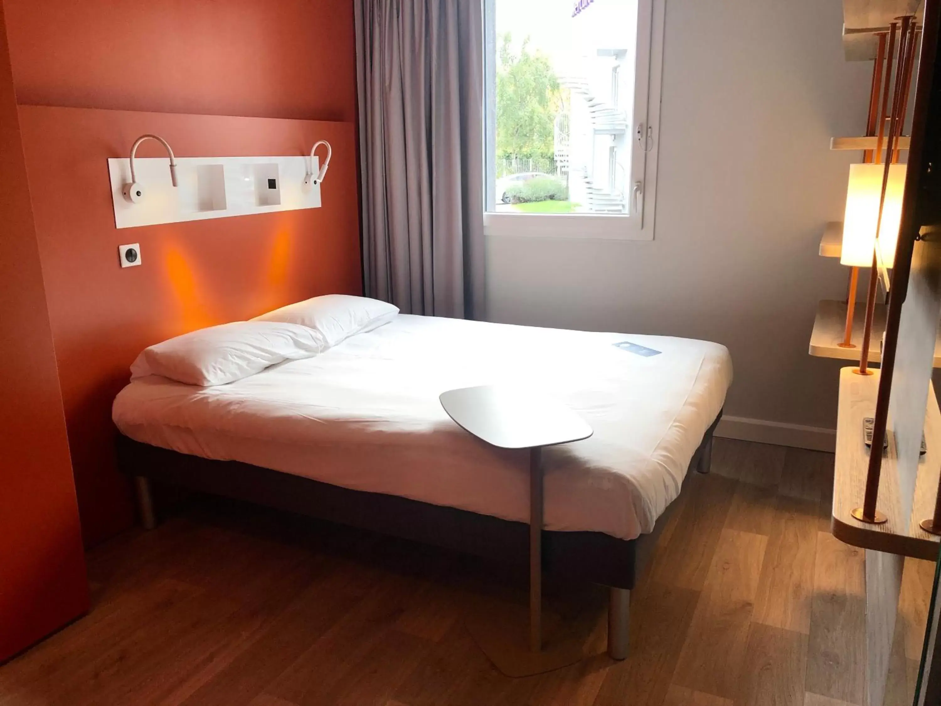 Bedroom, Bed in ibis budget Reims Parc Des Expositions