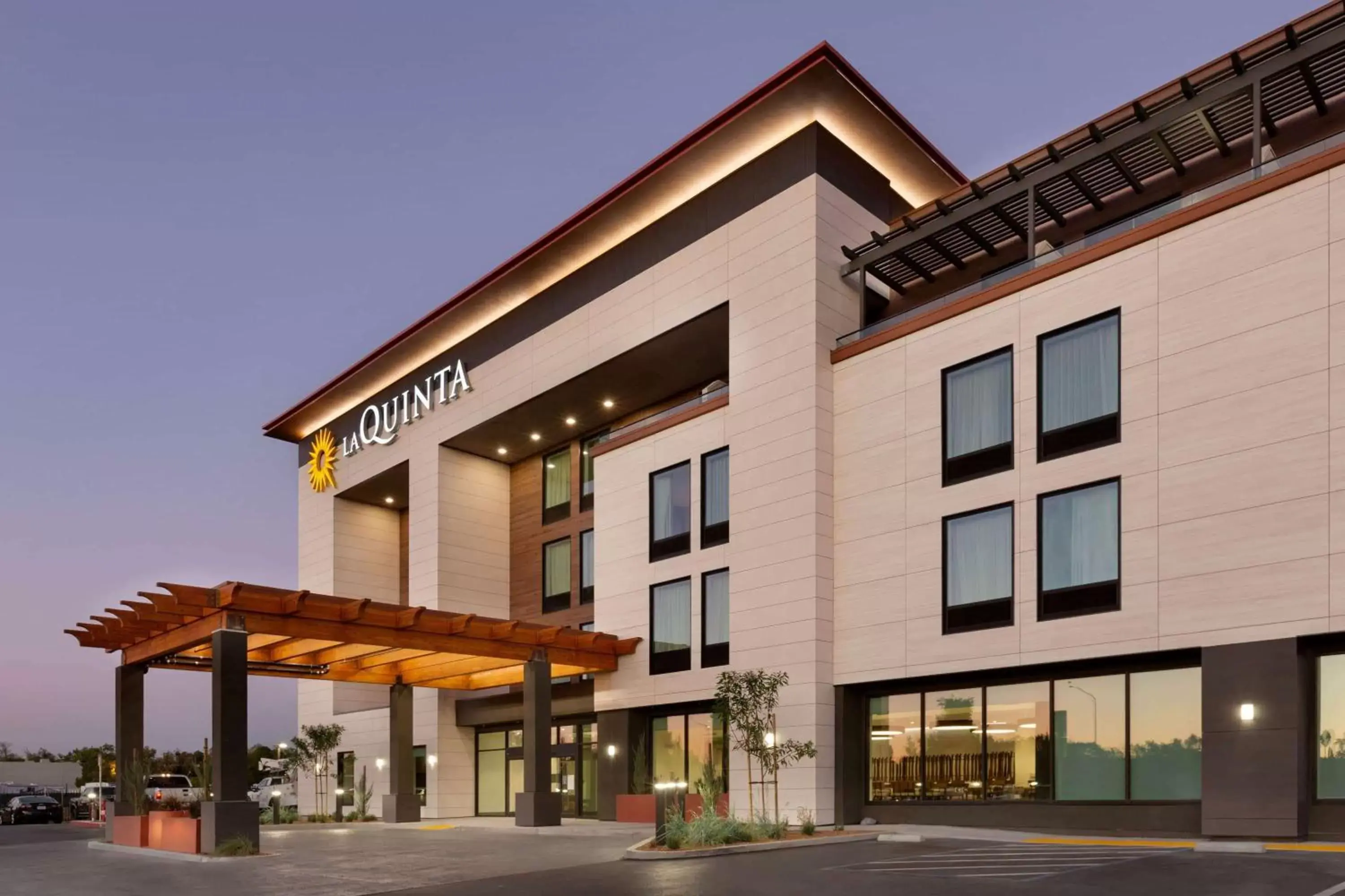 Property building in La Quinta Inn & Suites by Wyndham Santa Rosa Sonoma