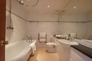 Bathroom in Lismoyne Hotel