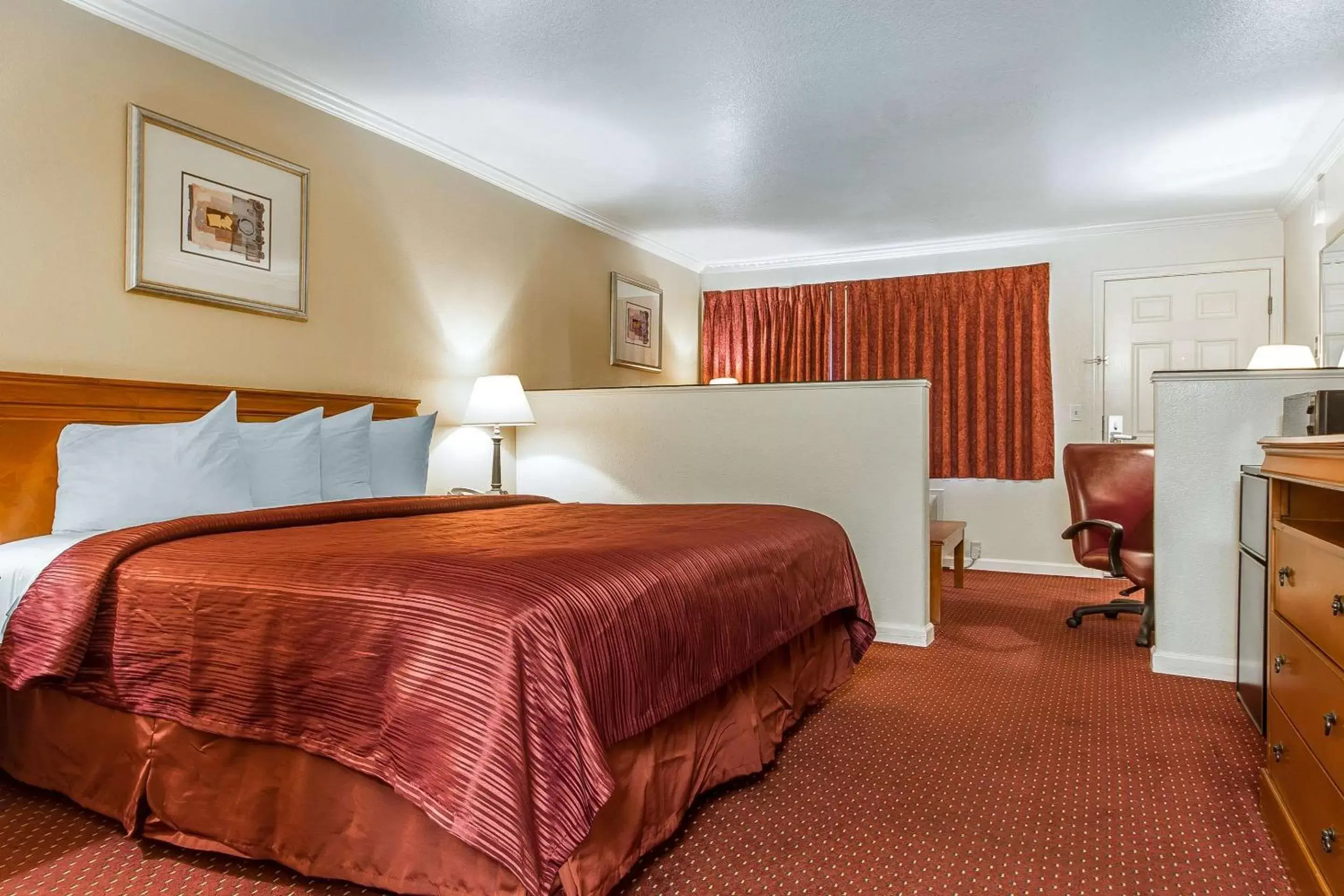 Photo of the whole room, Bed in Quality Inn & Suites Gilroy