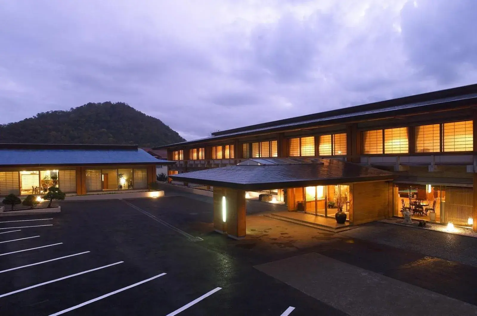 Facade/entrance, Property Building in Shikotsuko Daiichi Hotel Suizantei