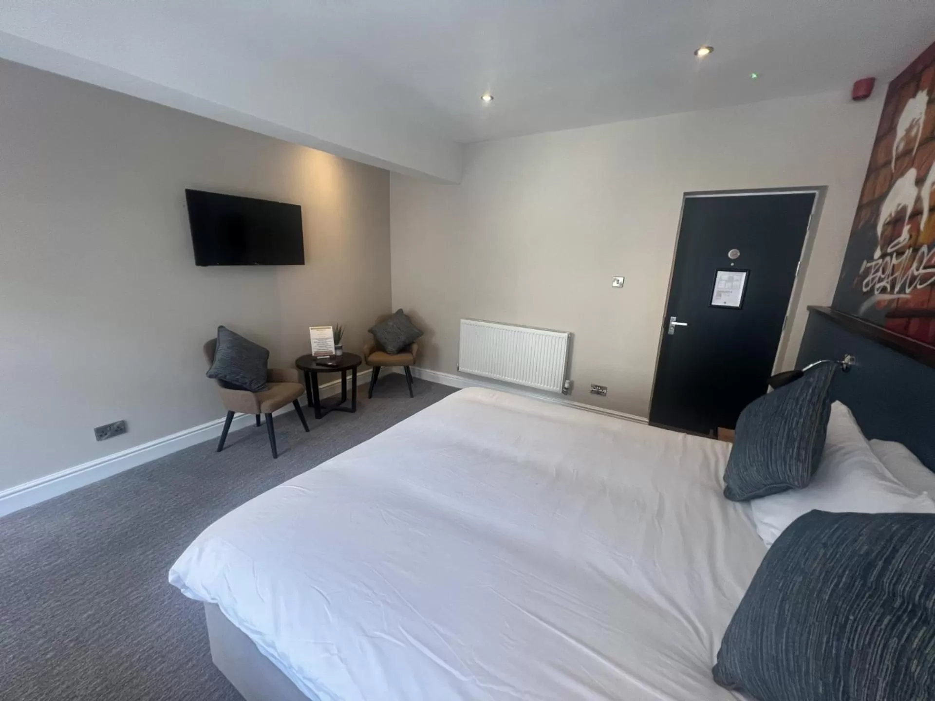 Bed, TV/Entertainment Center in Fenwick Sunrise Hotel