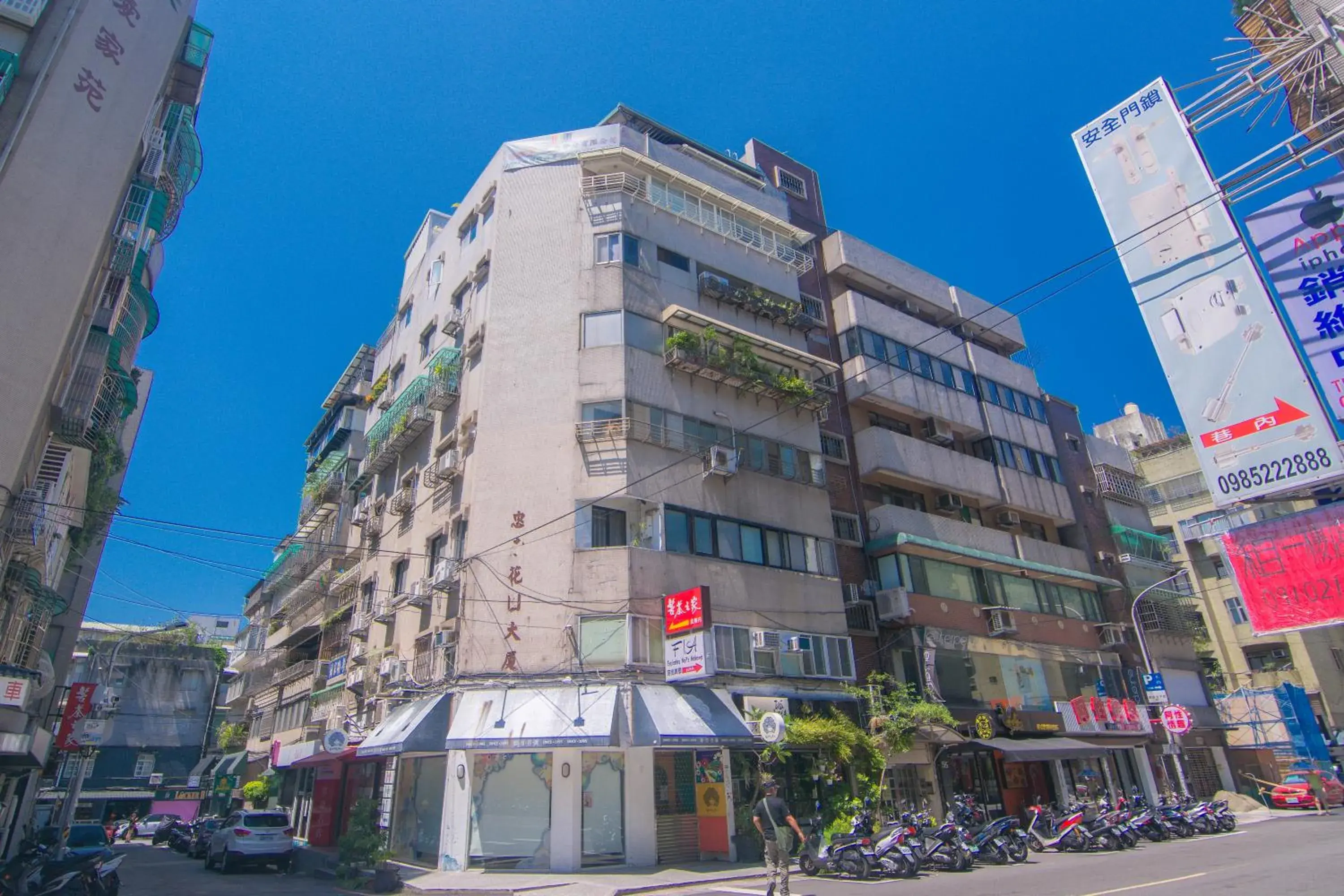 Property Building in Zhongxiao Dunhua Homestay