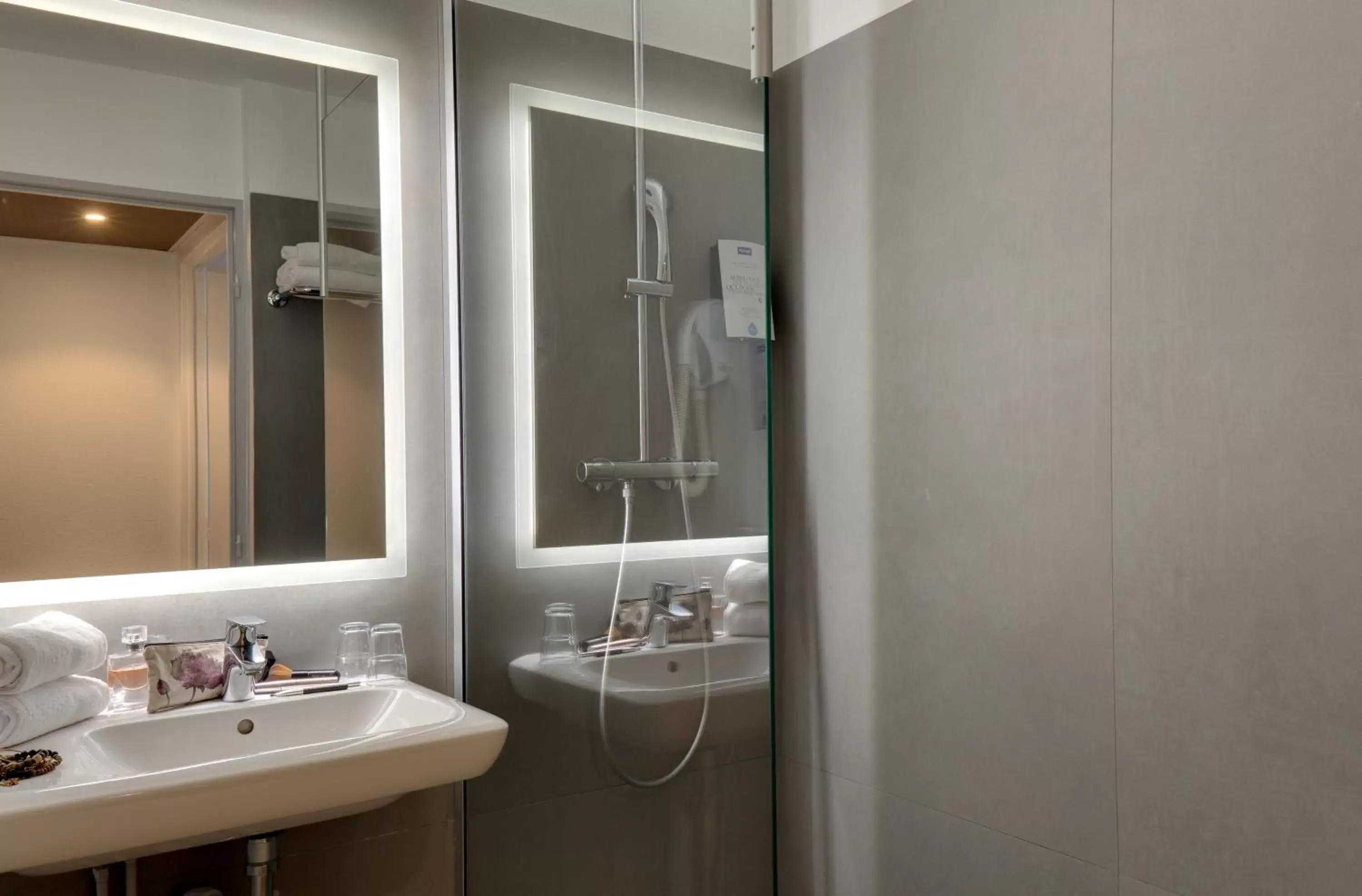 Shower, Bathroom in Kyriad Clermont-Ferrand-Sud - La Pardieu