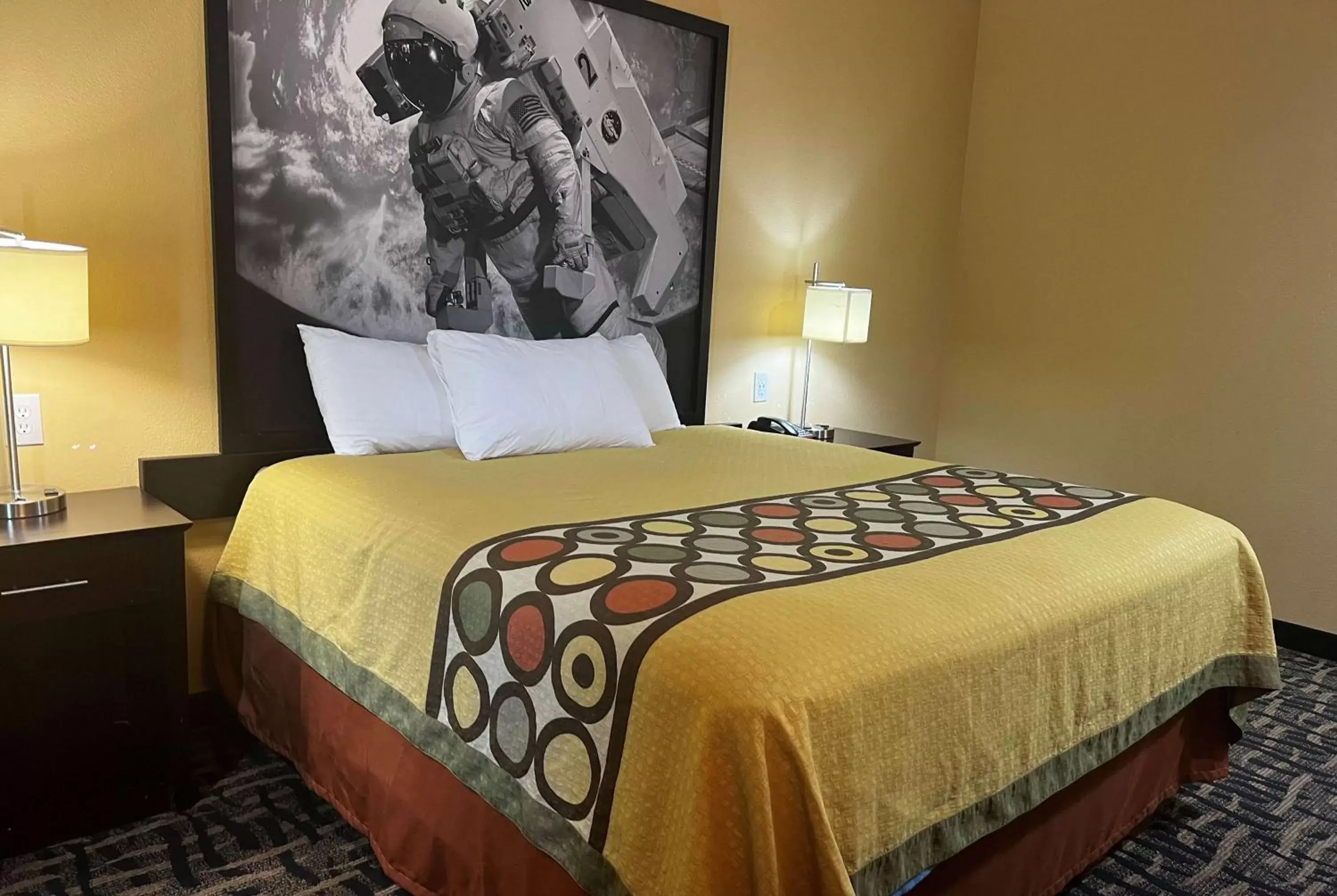 Photo of the whole room, Bed in Super 8 by Wyndham Pasadena