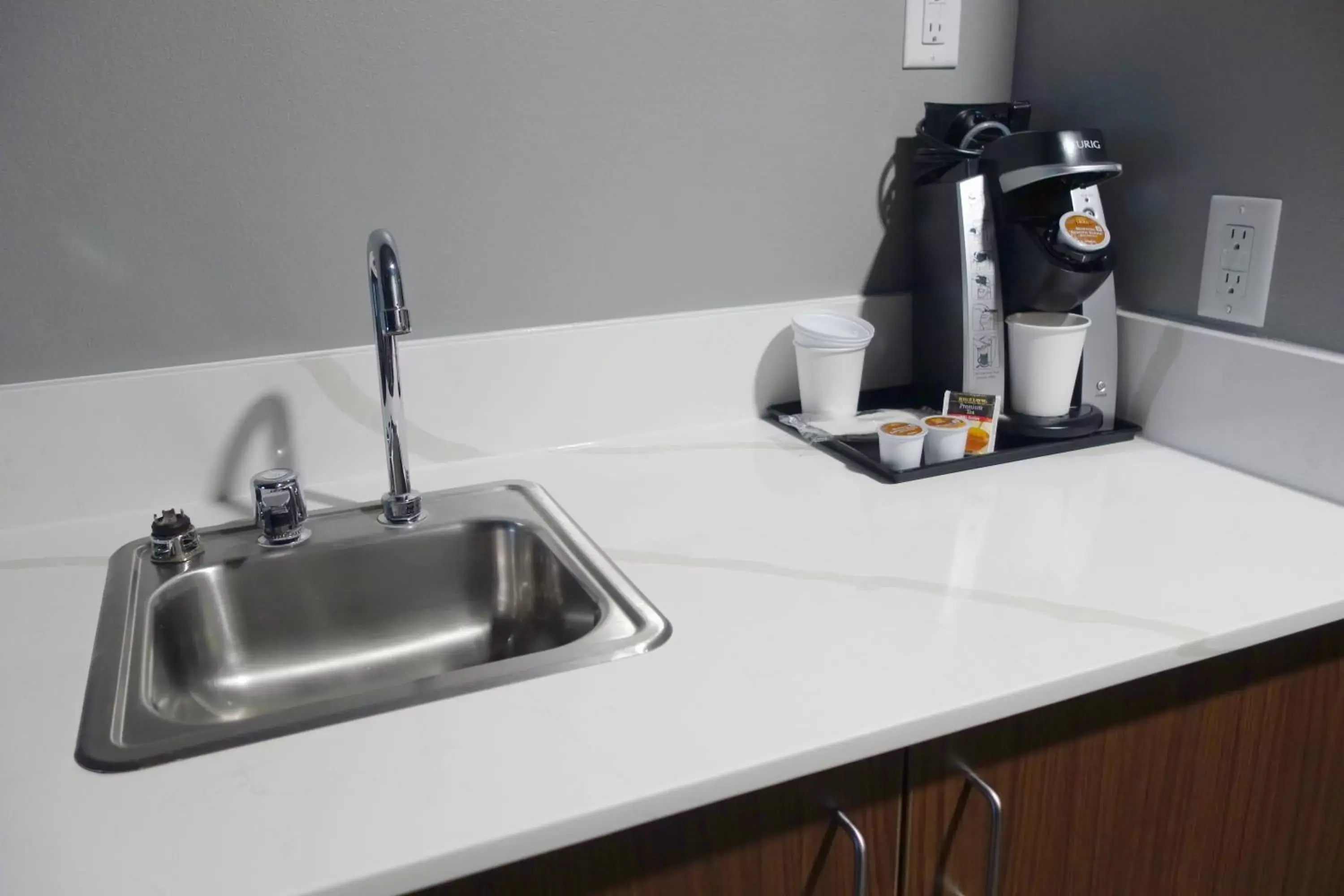 Coffee/tea facilities, Kitchen/Kitchenette in La Quinta Inn & Suites by Wyndham Springfield